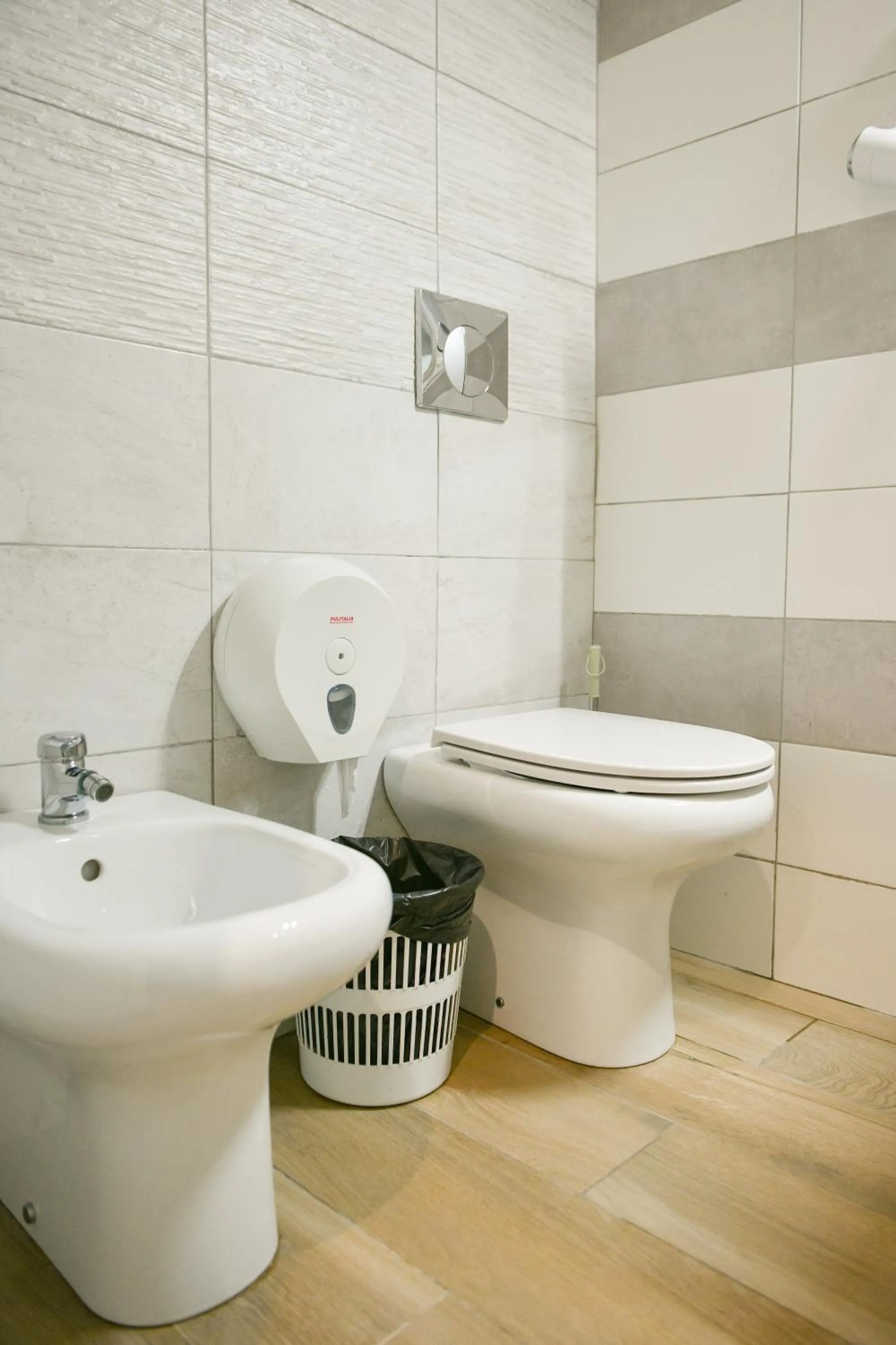 Toilet in Venice Hub