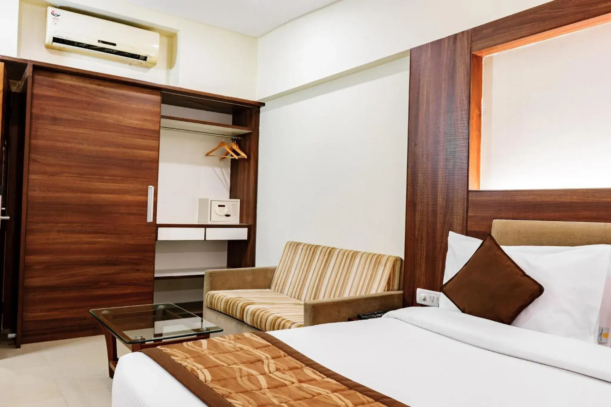 Seating area, Bed in Valley View Beacon Resort Seating area, Bed in Valley View Beacon Resort