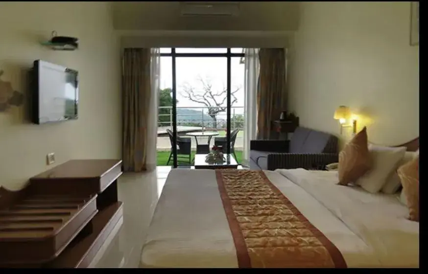 Seating area, Bed in Valley View Beacon Resort Seating area, Bed in Valley View Beacon Resort