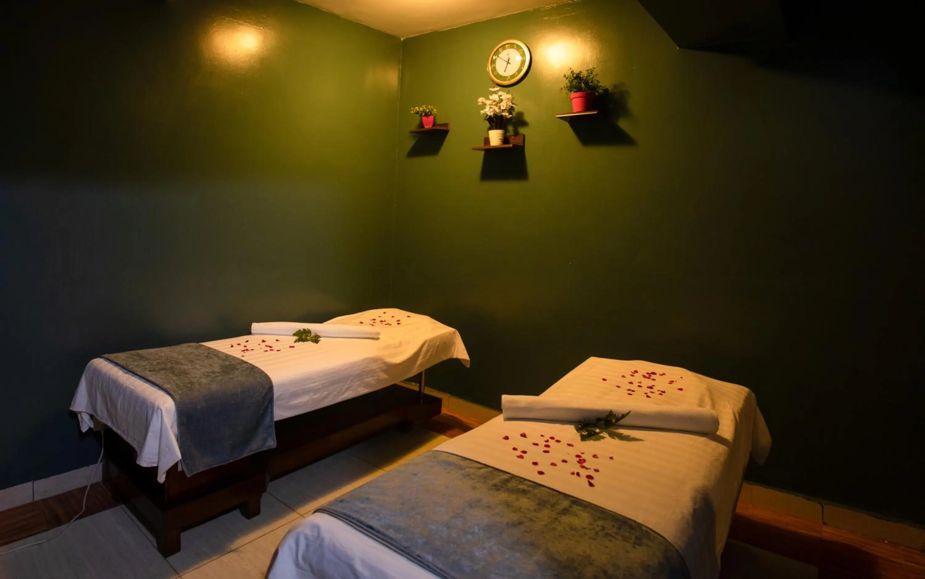 Bed in Highlands Suites Hotel and Apartments