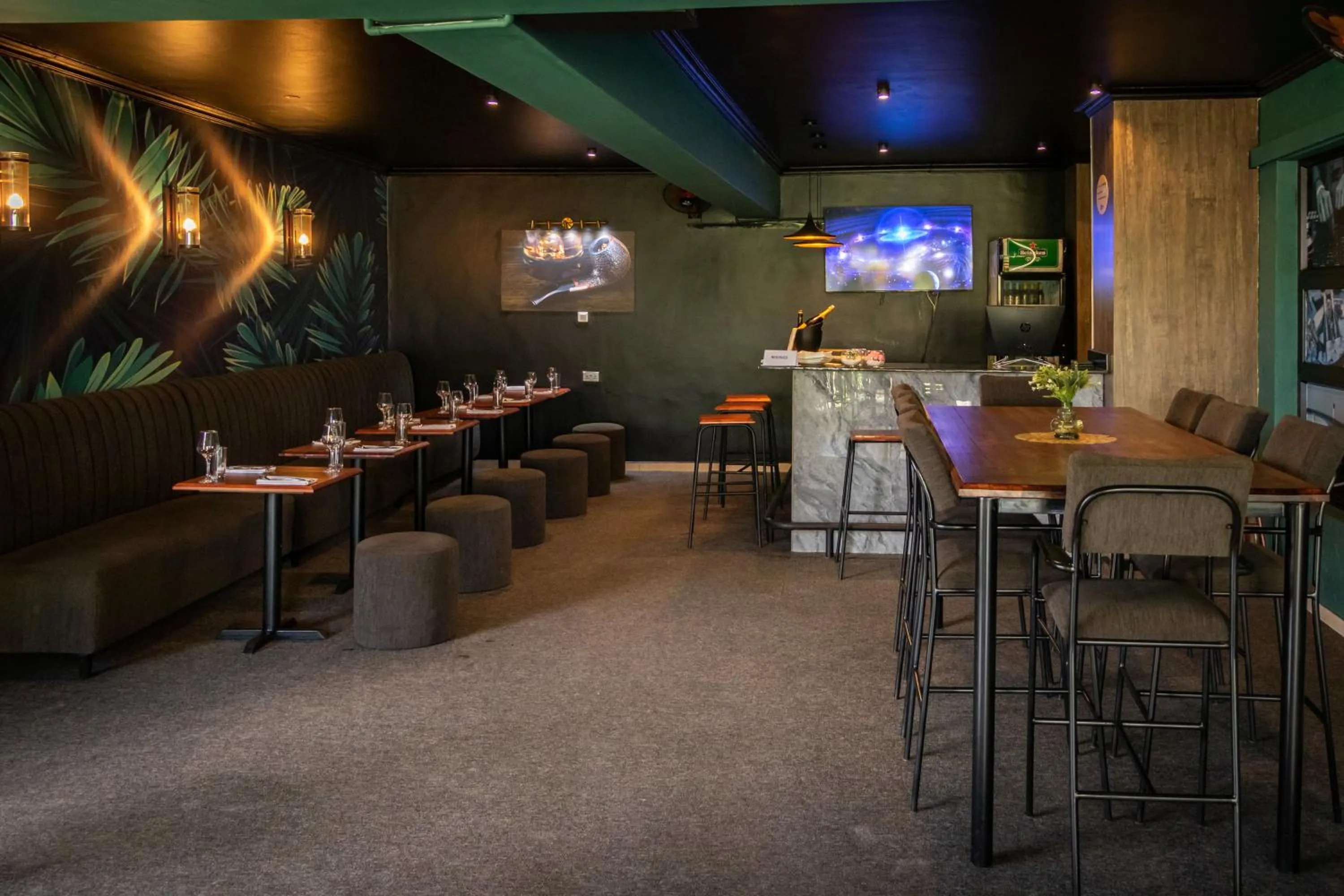 Restaurant/places to eat in Highlands Suites Hotel and Apartments