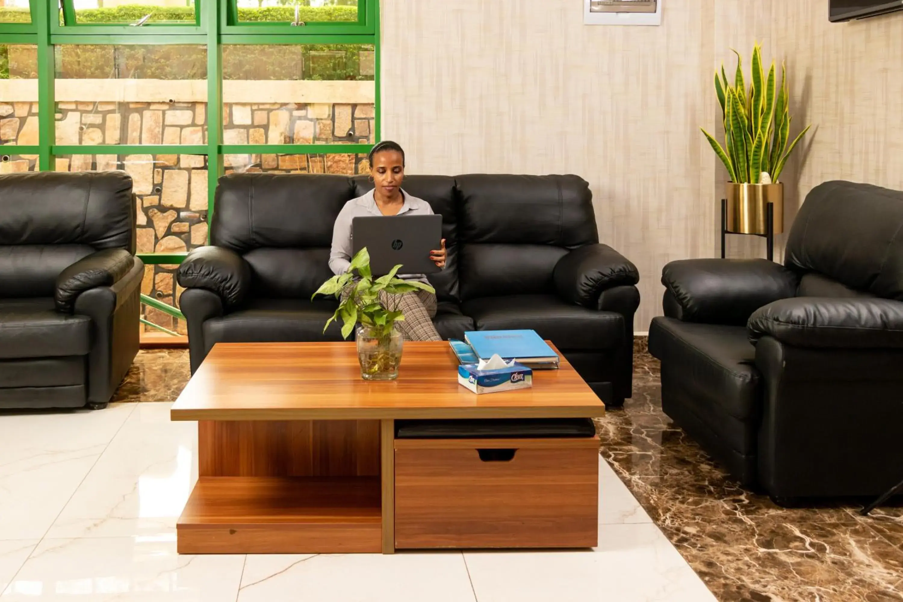 People in Highlands Suites Hotel and Apartments People in Highlands Suites Hotel and Apartments