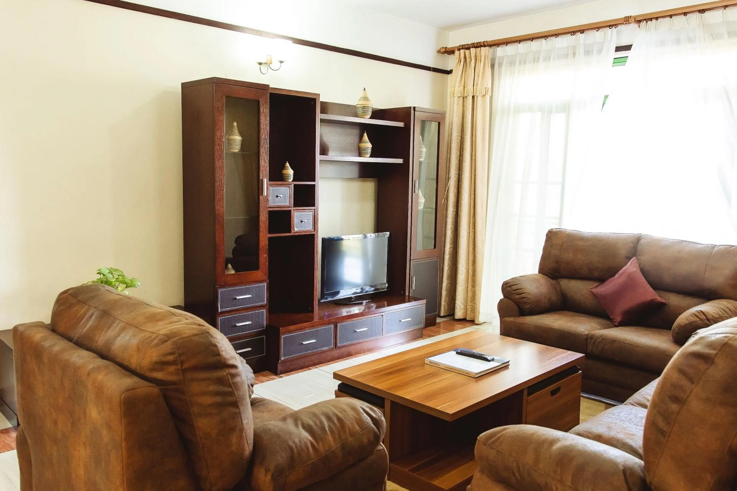 Communal lounge/ TV room in Highlands Suites Hotel and Apartments