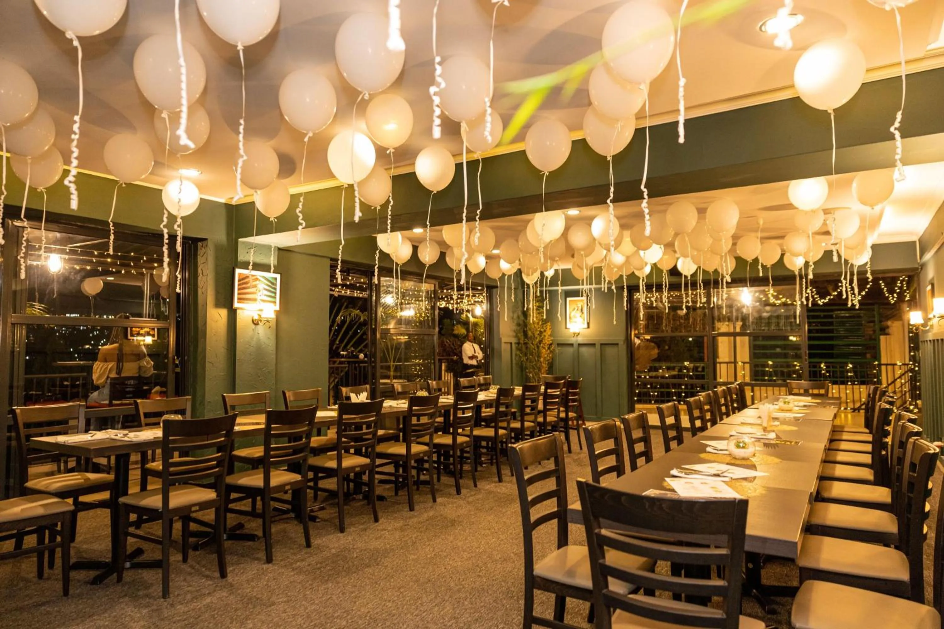 Restaurant/places to eat in Highlands Suites Hotel and Apartments