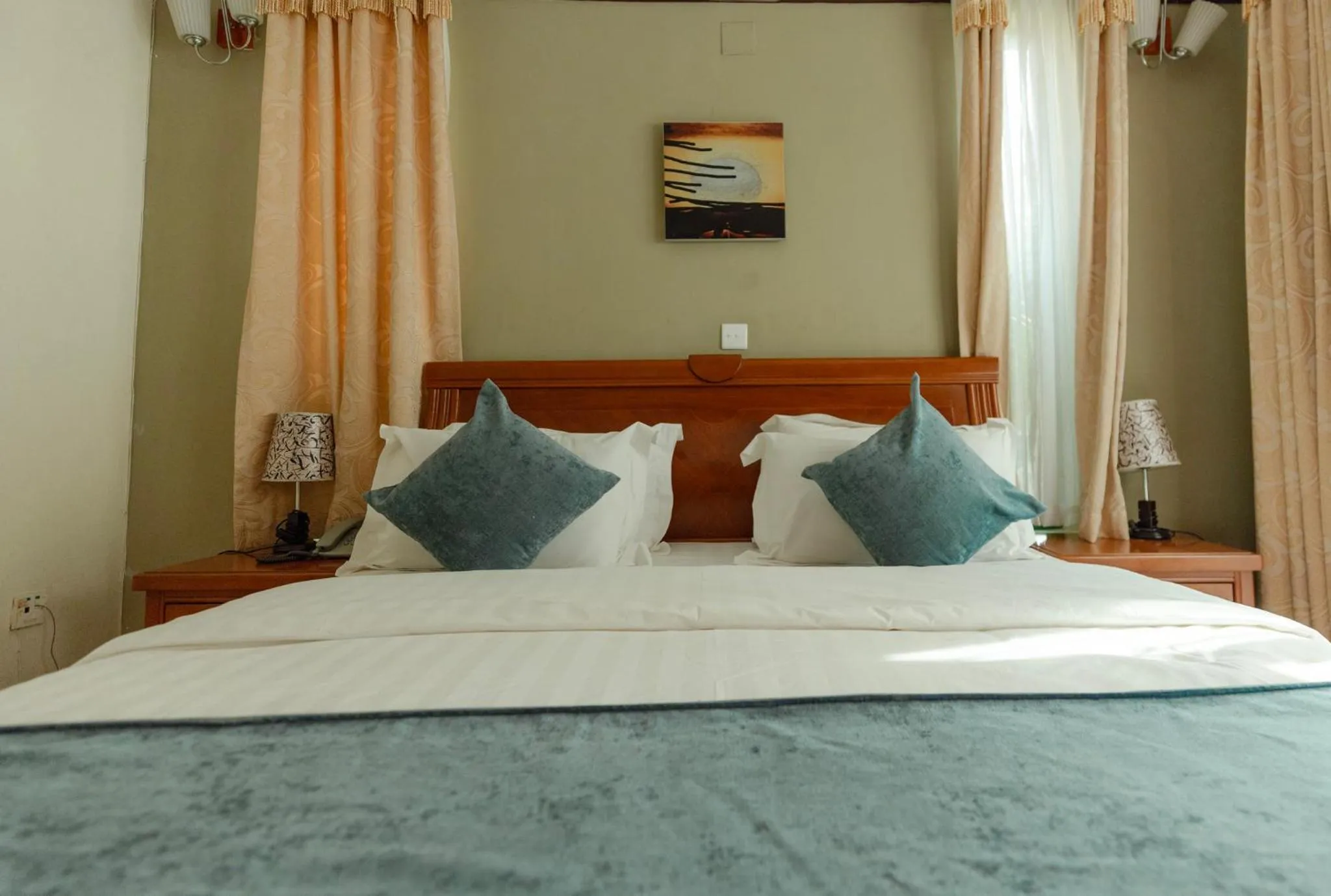 Bed in Highlands Suites Hotel and Apartments