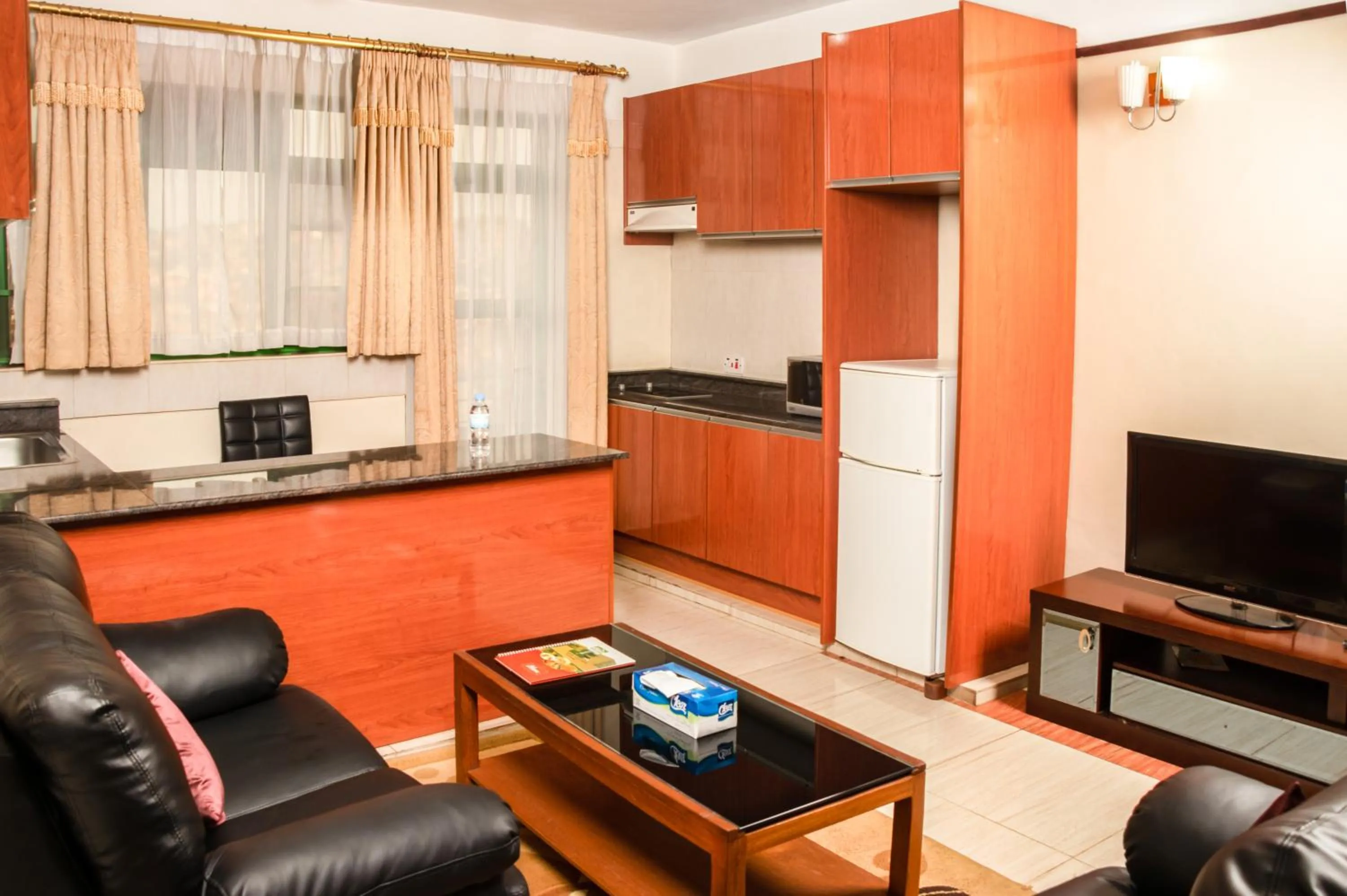 Communal lounge/ TV room in Highlands Suites Hotel and Apartments