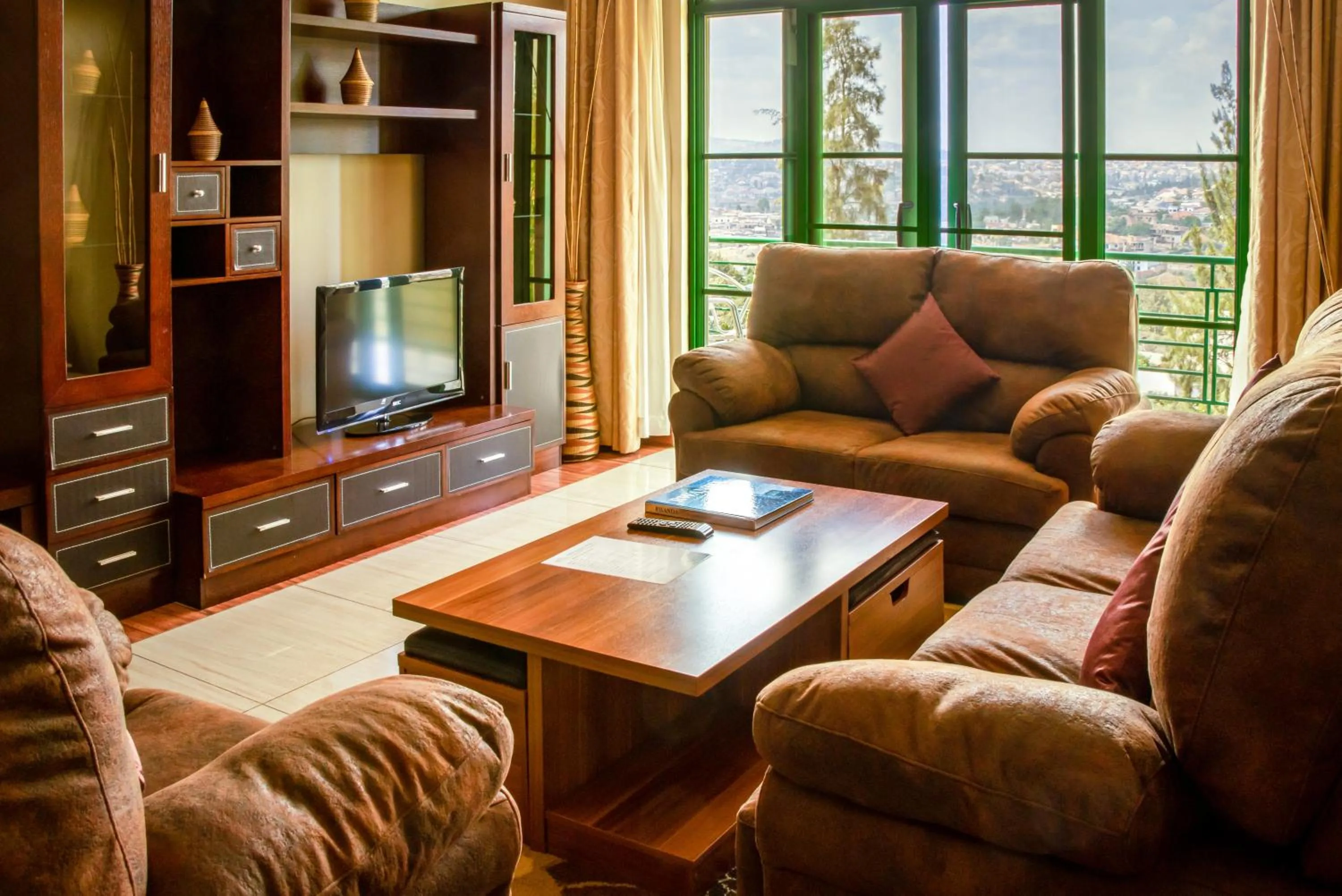 Communal lounge/ TV room in Highlands Suites Hotel and Apartments