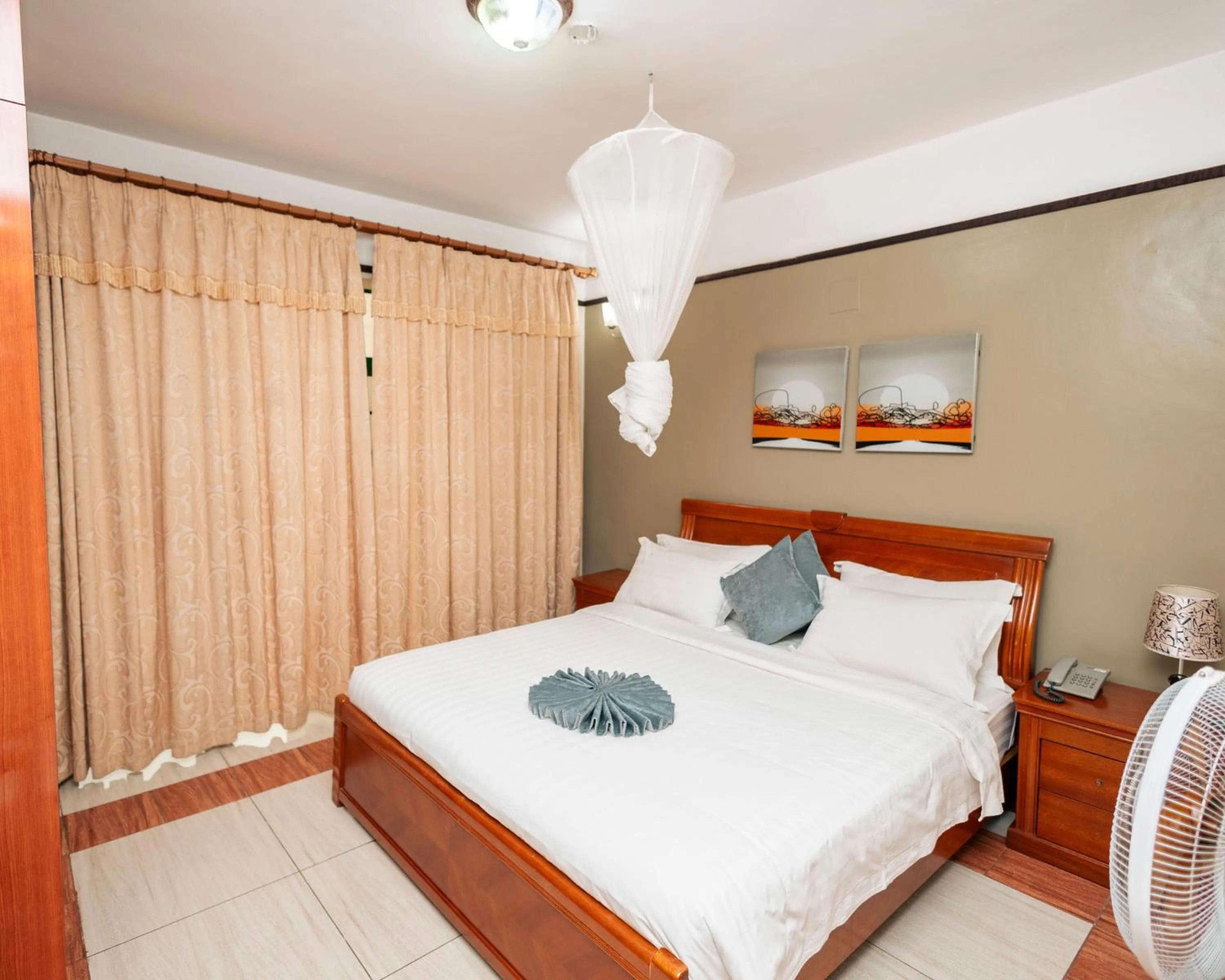 Bed in Highlands Suites Hotel and Apartments