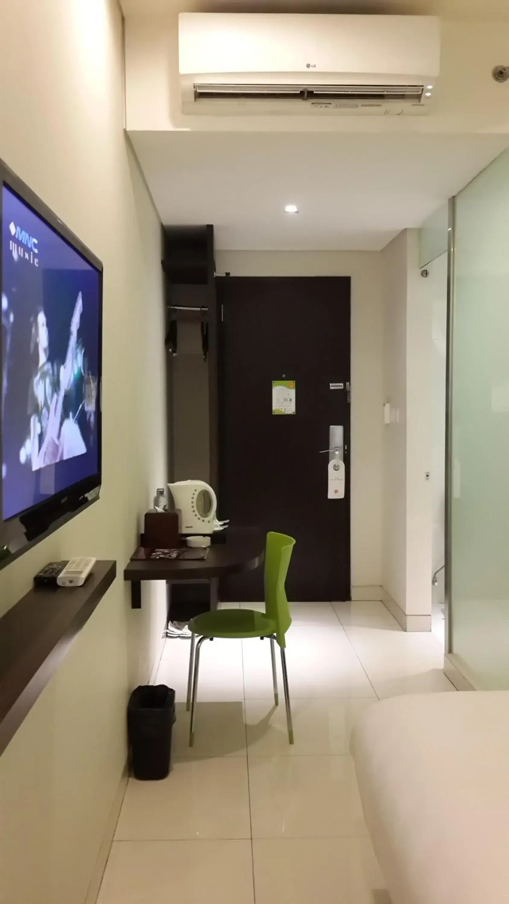 Photo of the whole room in V Hotel Tebet Photo of the whole room in V Hotel Tebet