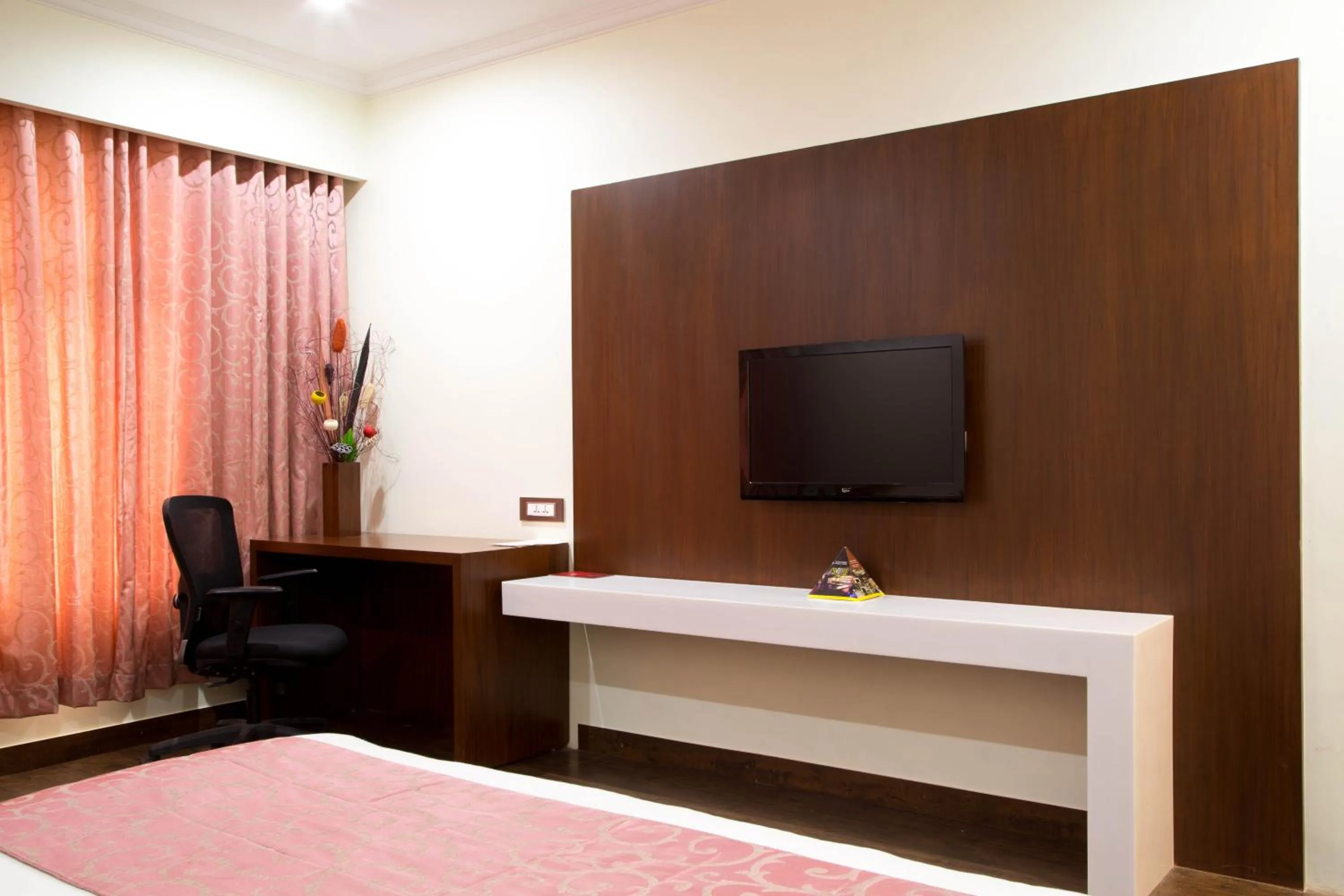 TV and multimedia, Bed in Ramyas Hotel
