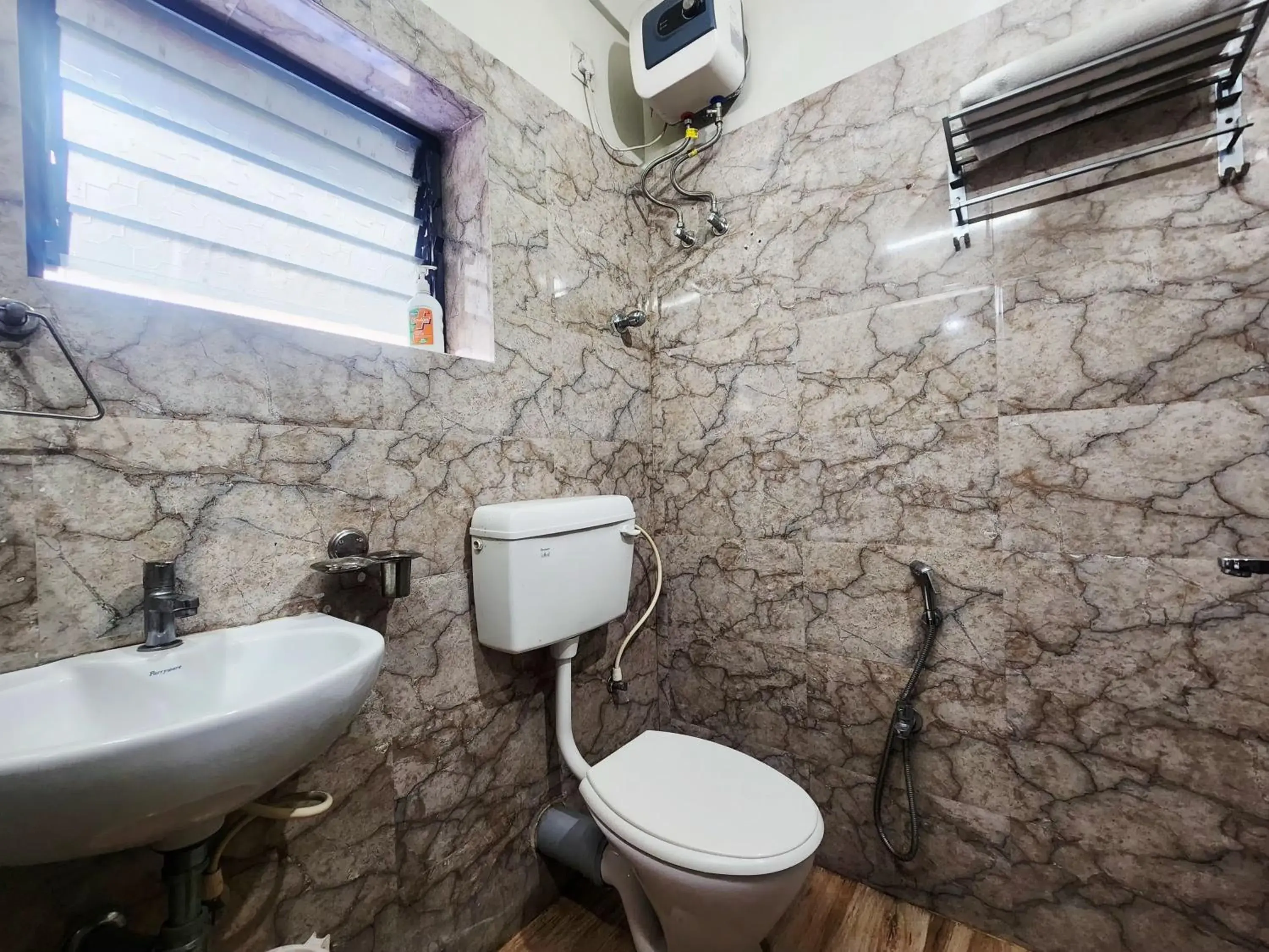 Single Room with Bath - single occupancy in ANANDALOKE RESIDENCY Single Room with Bath - single occupancy in ANANDALOKE RESIDENCY