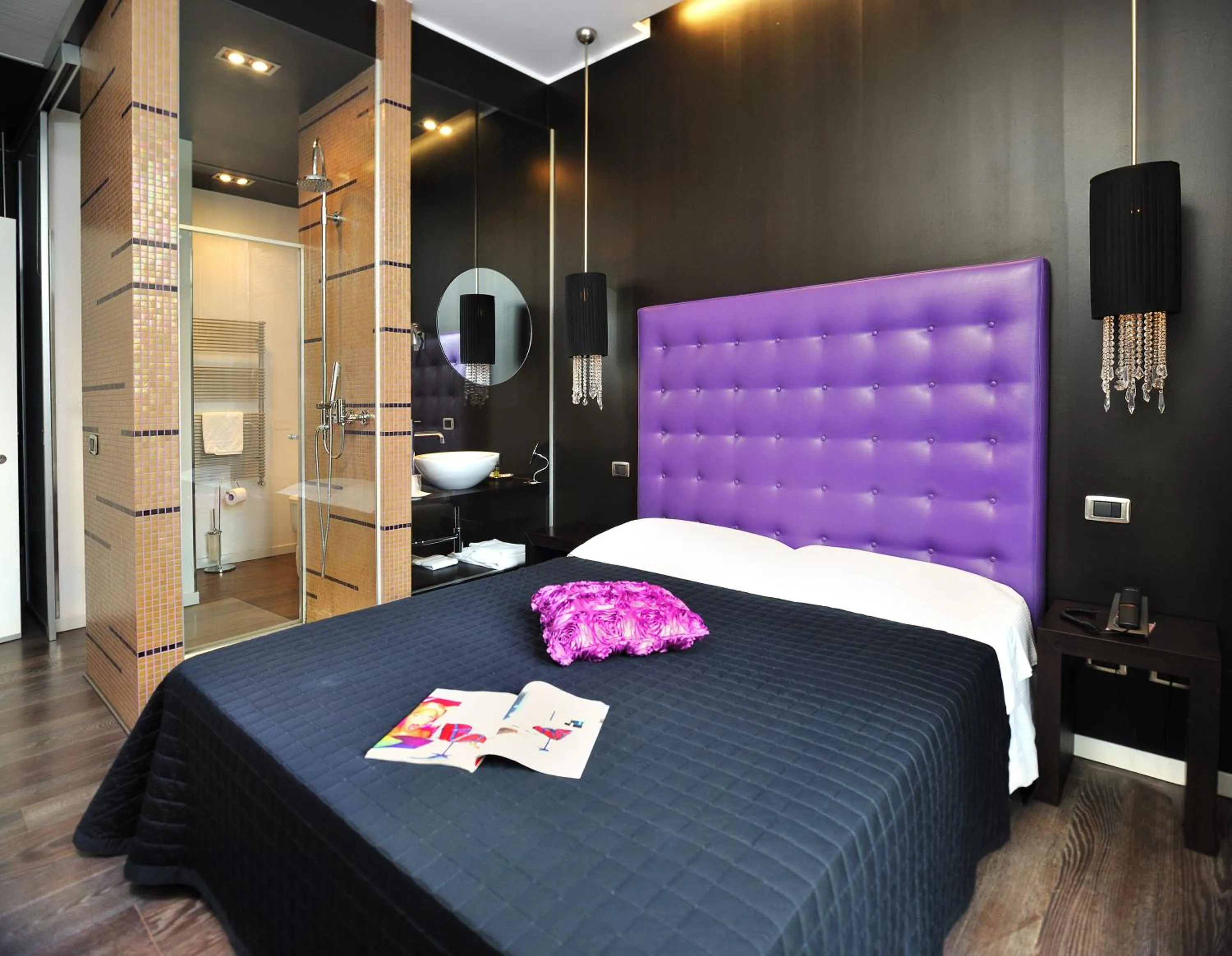 Bed in Hotel In - Lounge Room