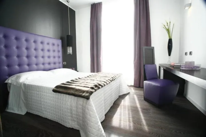 Bed in Hotel In - Lounge Room