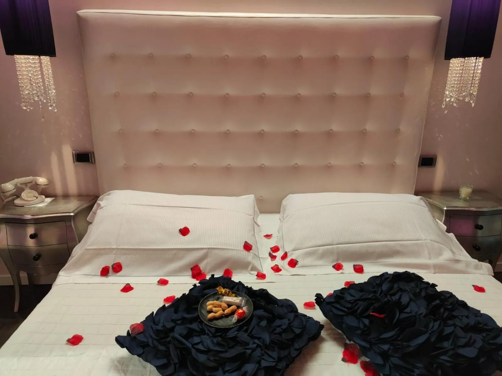 Bed in Hotel In - Lounge Room