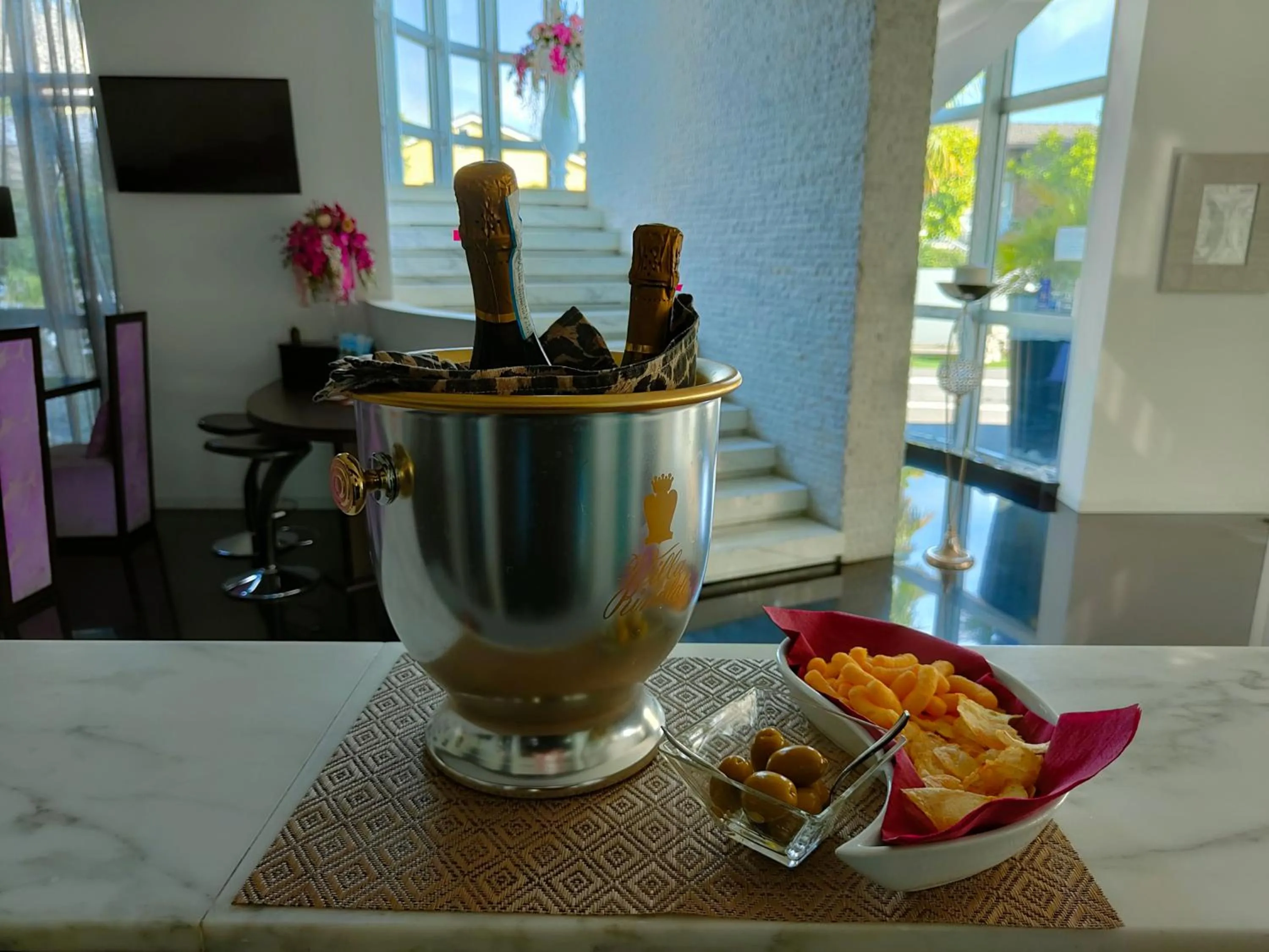 Hotel In - Lounge Room