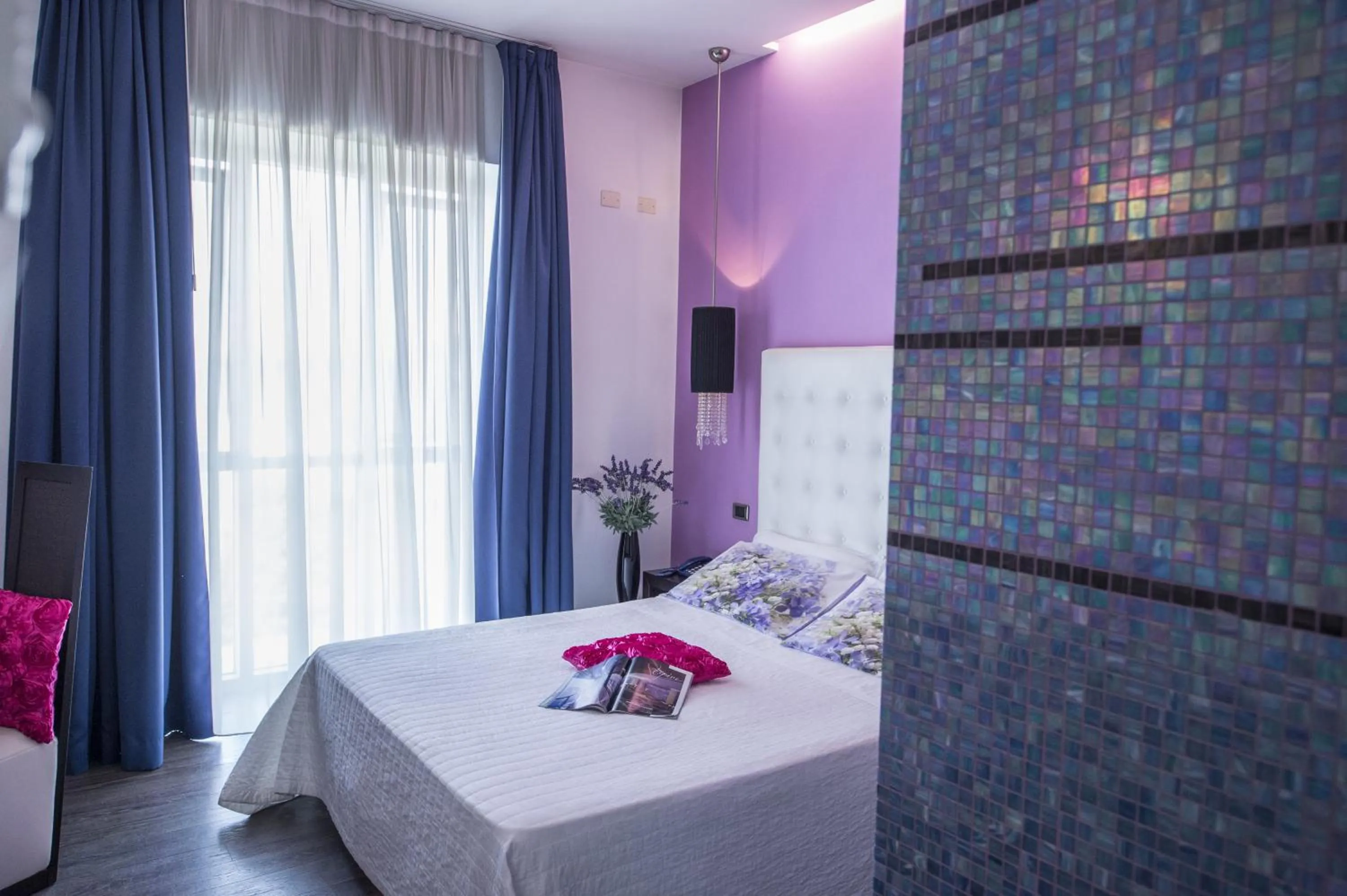 Bed in Hotel In - Lounge Room