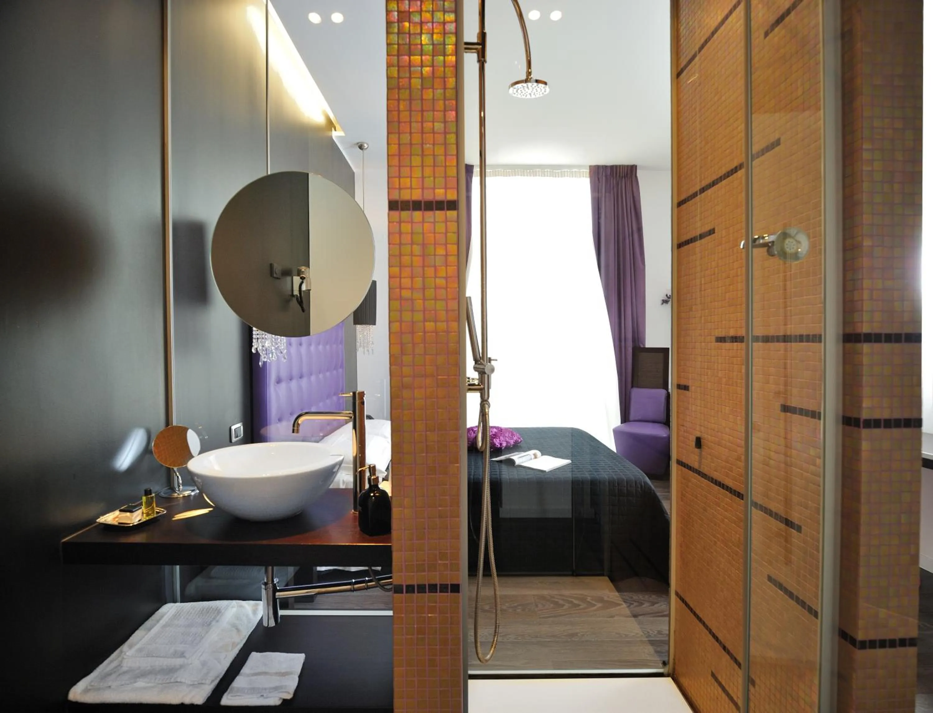 Bathroom, Bed in Hotel In - Lounge Room