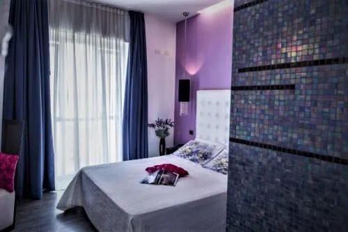 Bed in Hotel In - Lounge Room