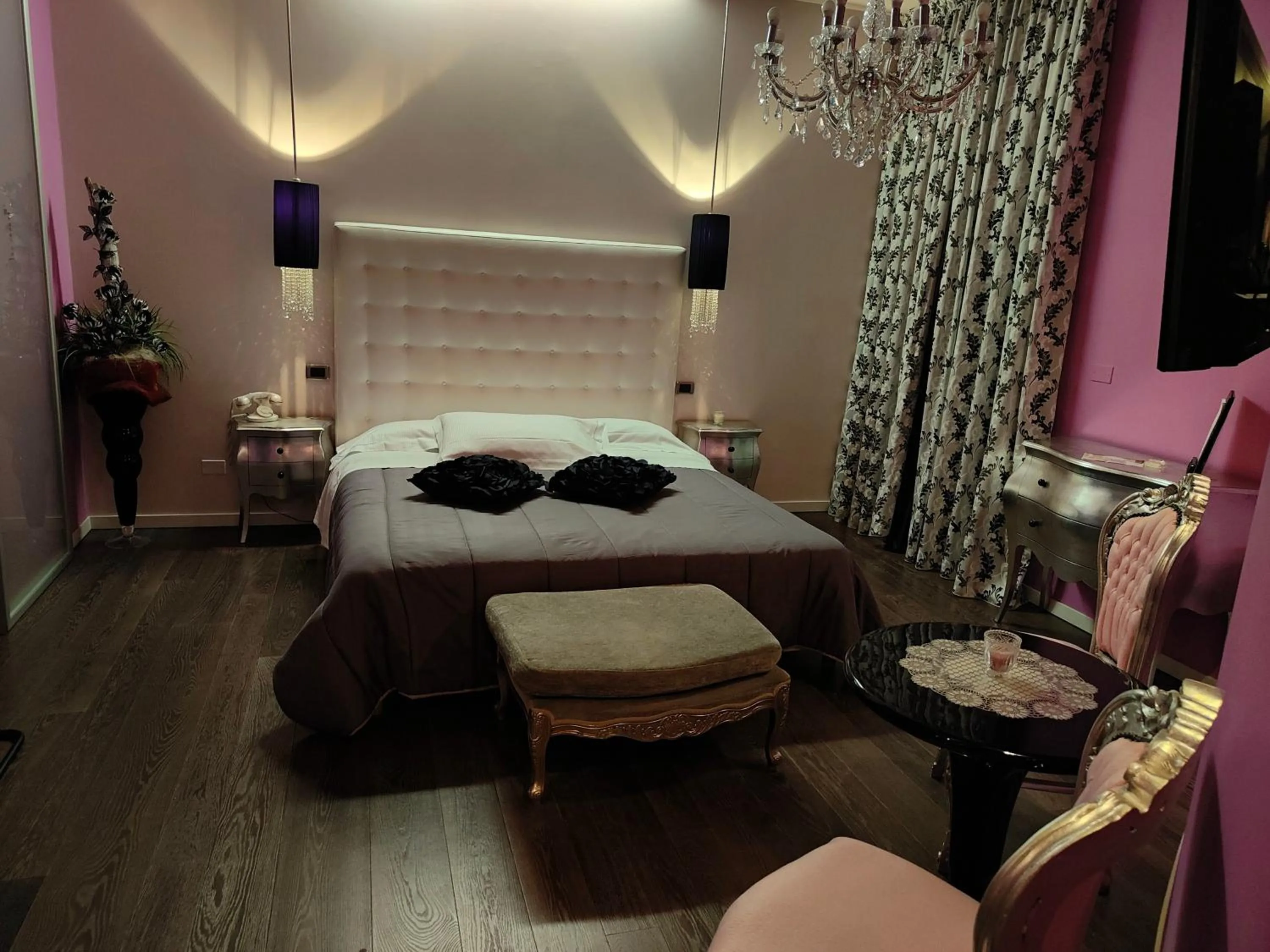 Bed in Hotel In - Lounge Room