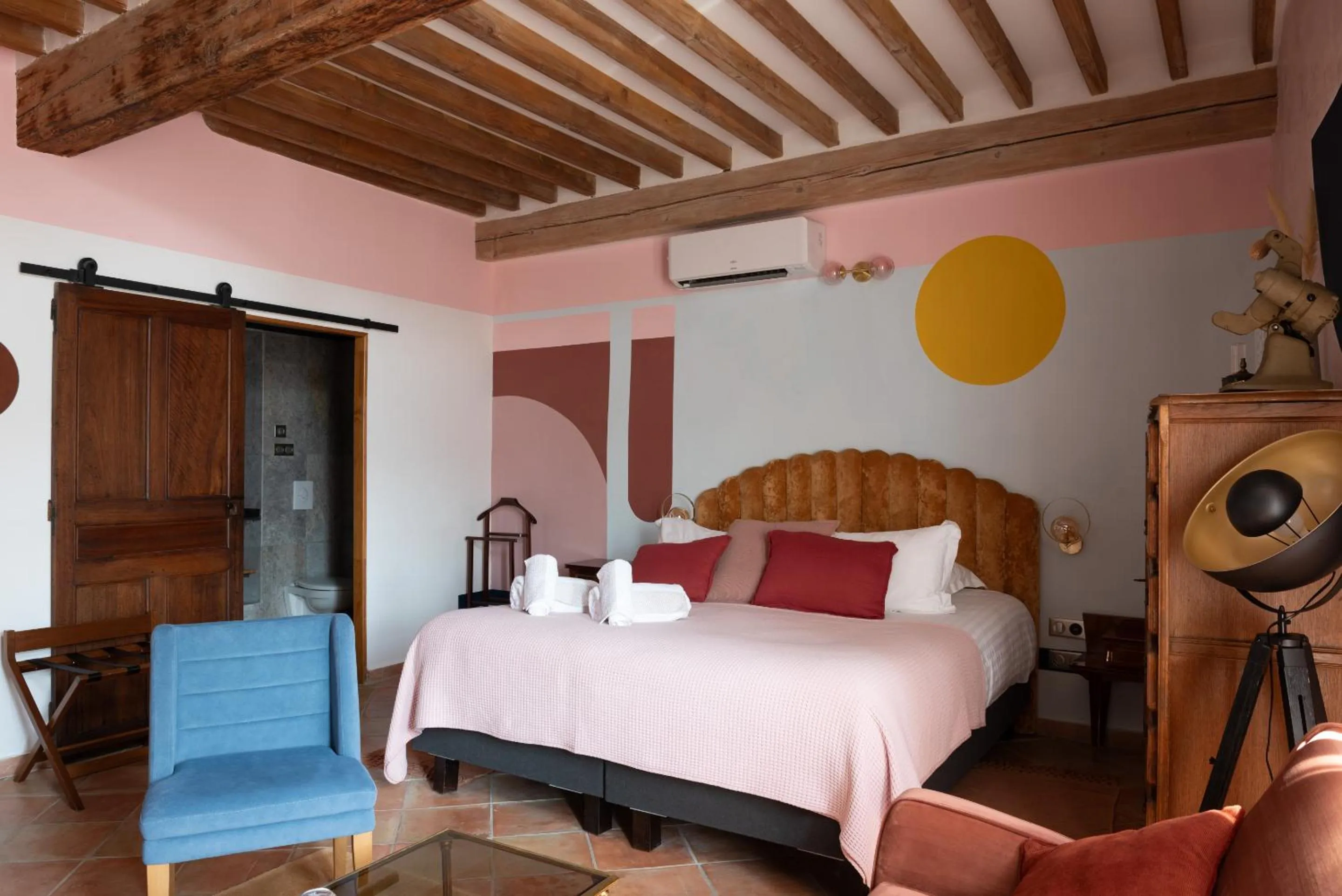 Bedroom, Bed in La Maison d'en Bas des Seigneurs