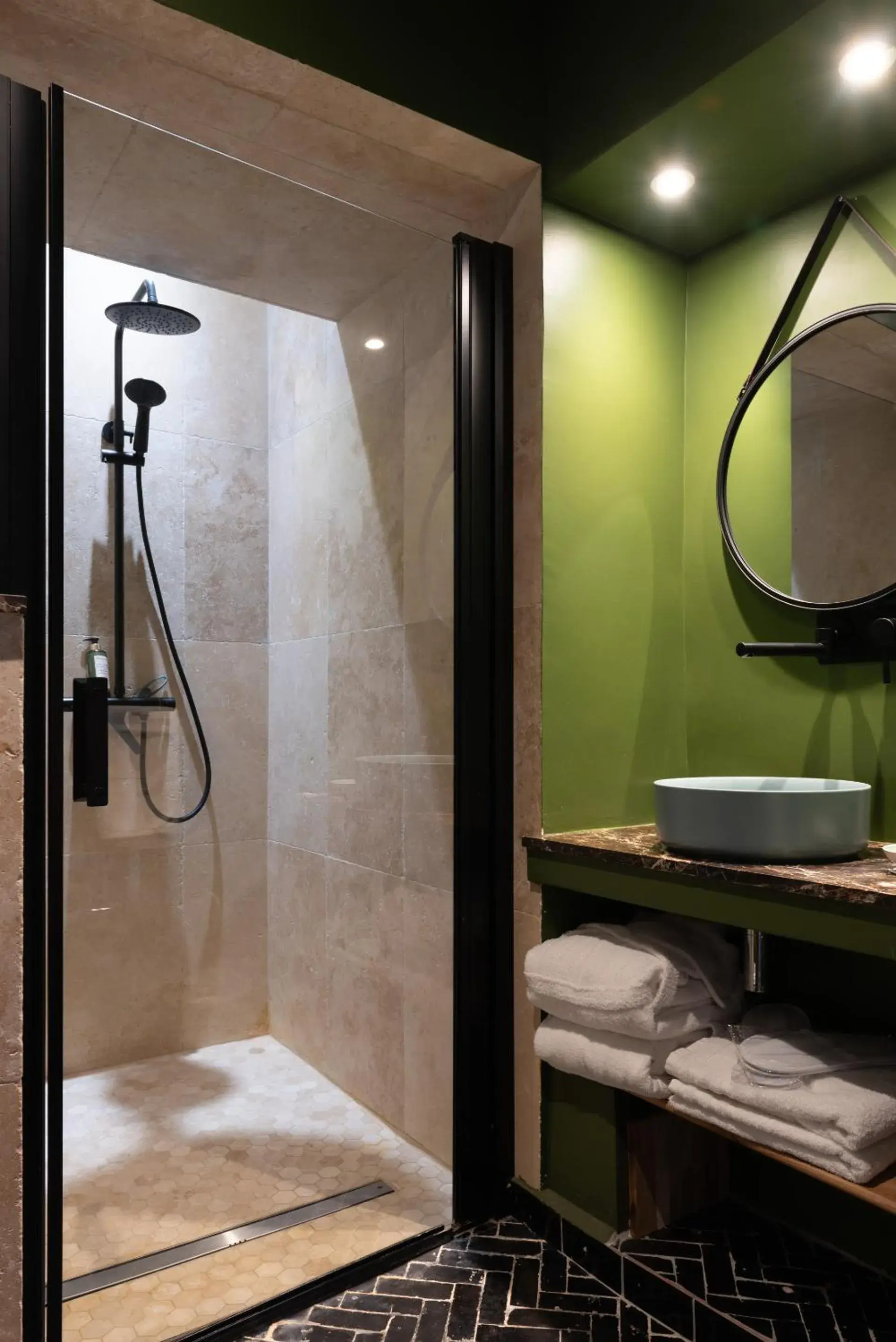 Deluxe Double Room with Shower in La Maison d'en Bas des Seigneurs Deluxe Double Room with Shower in La Maison d'en Bas des Seigneurs