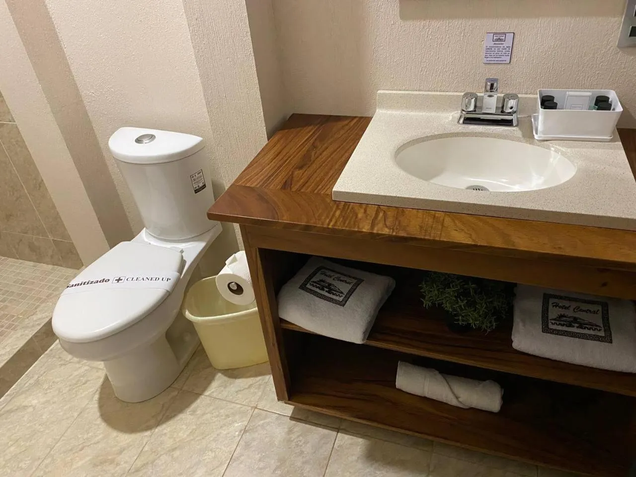 Bathroom in Hotel Central Pirámides