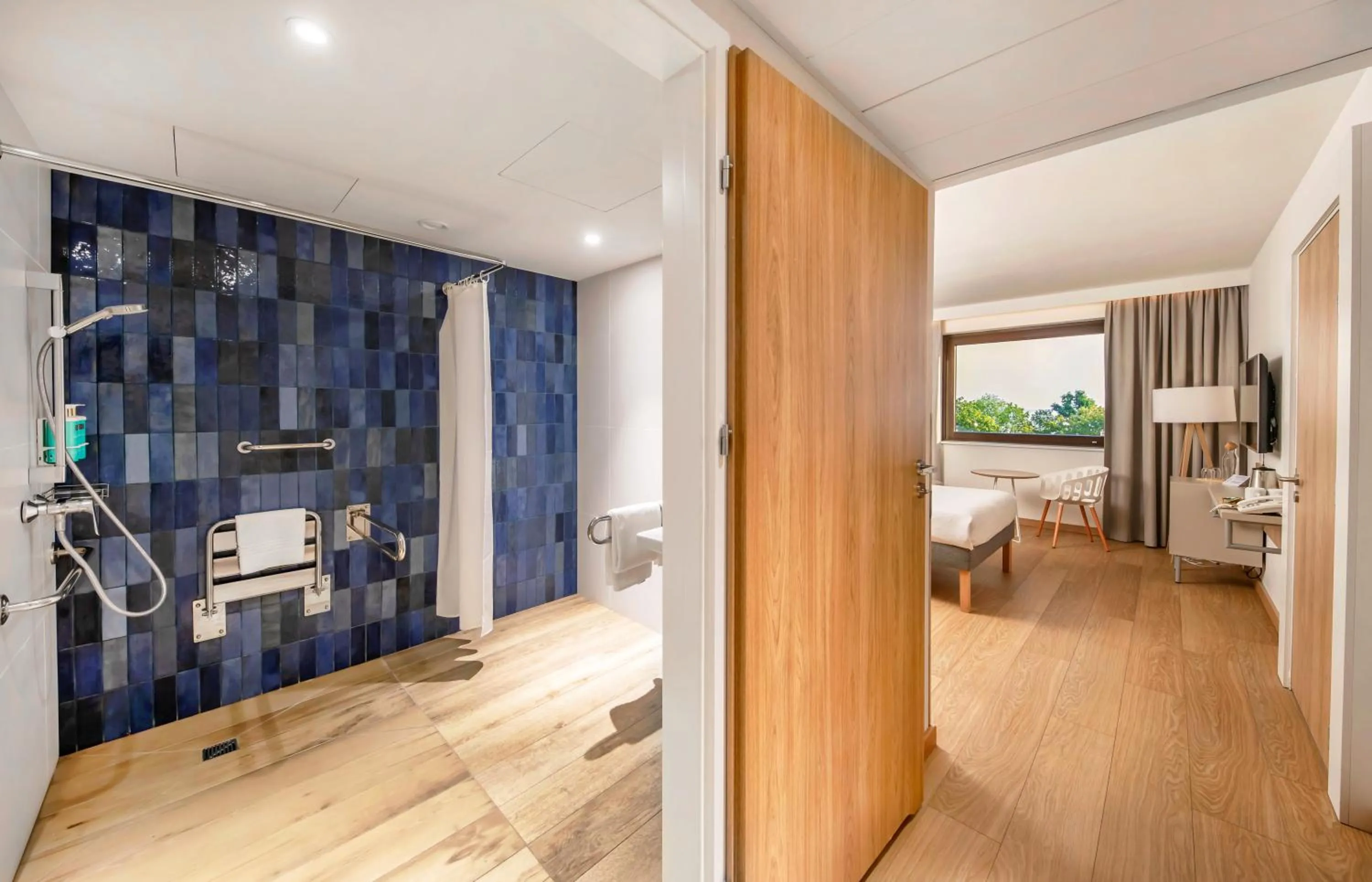 Bathroom, Bed in Novotel Gdańsk Marina