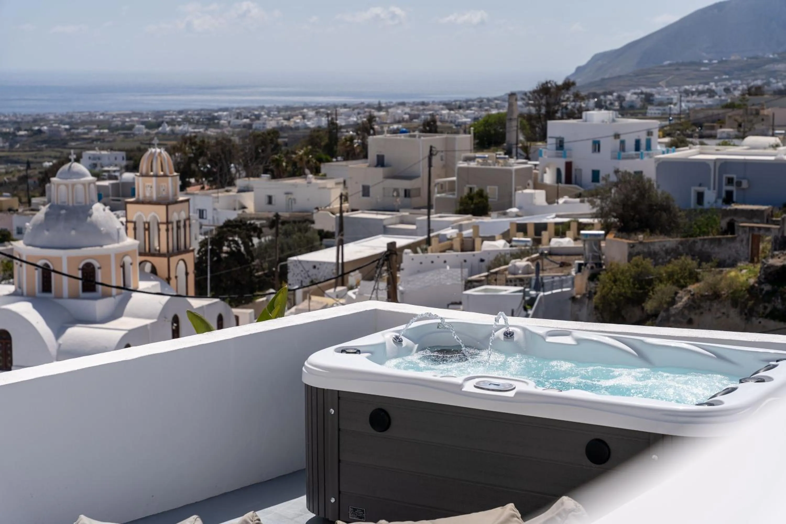Hot Tub in Cycladic Suites & Spa