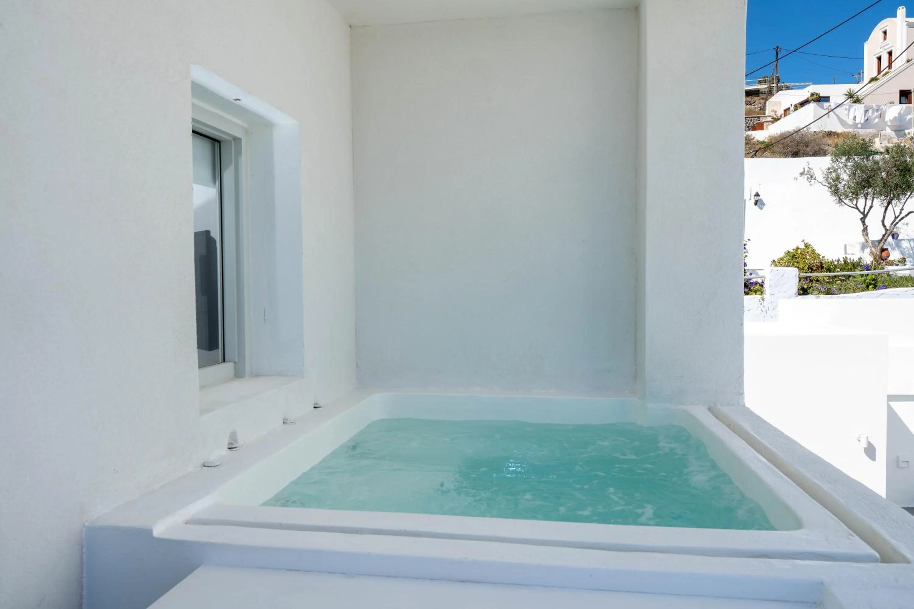 Hot Tub in Cycladic Suites & Spa
