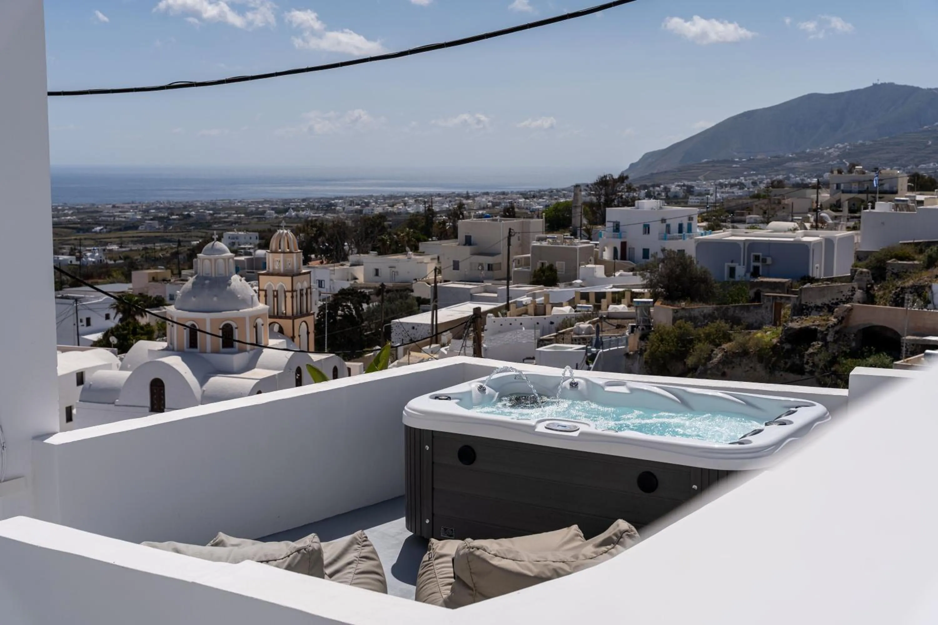 Hot Tub in Cycladic Suites & Spa