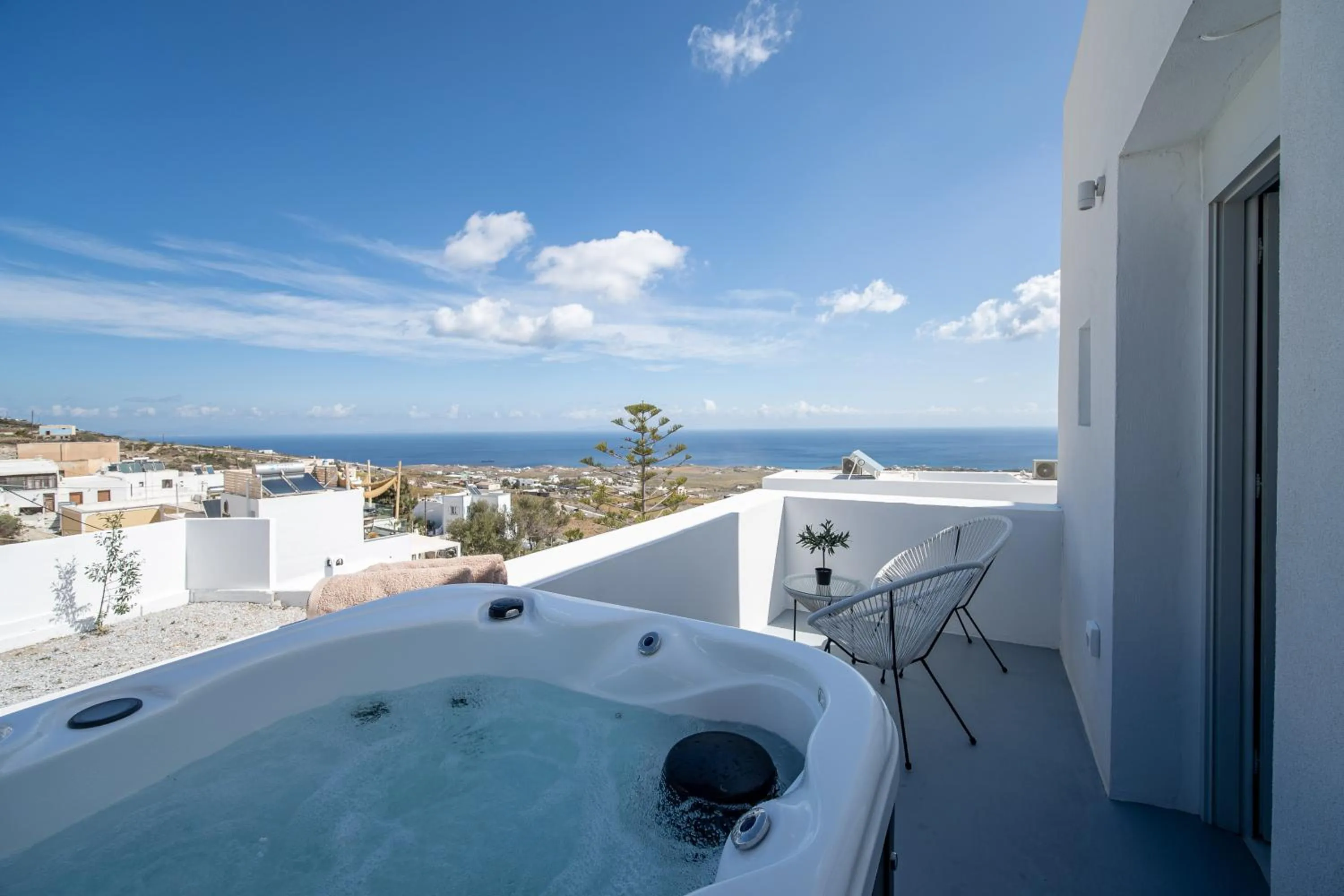Hot Tub in Cycladic Suites & Spa