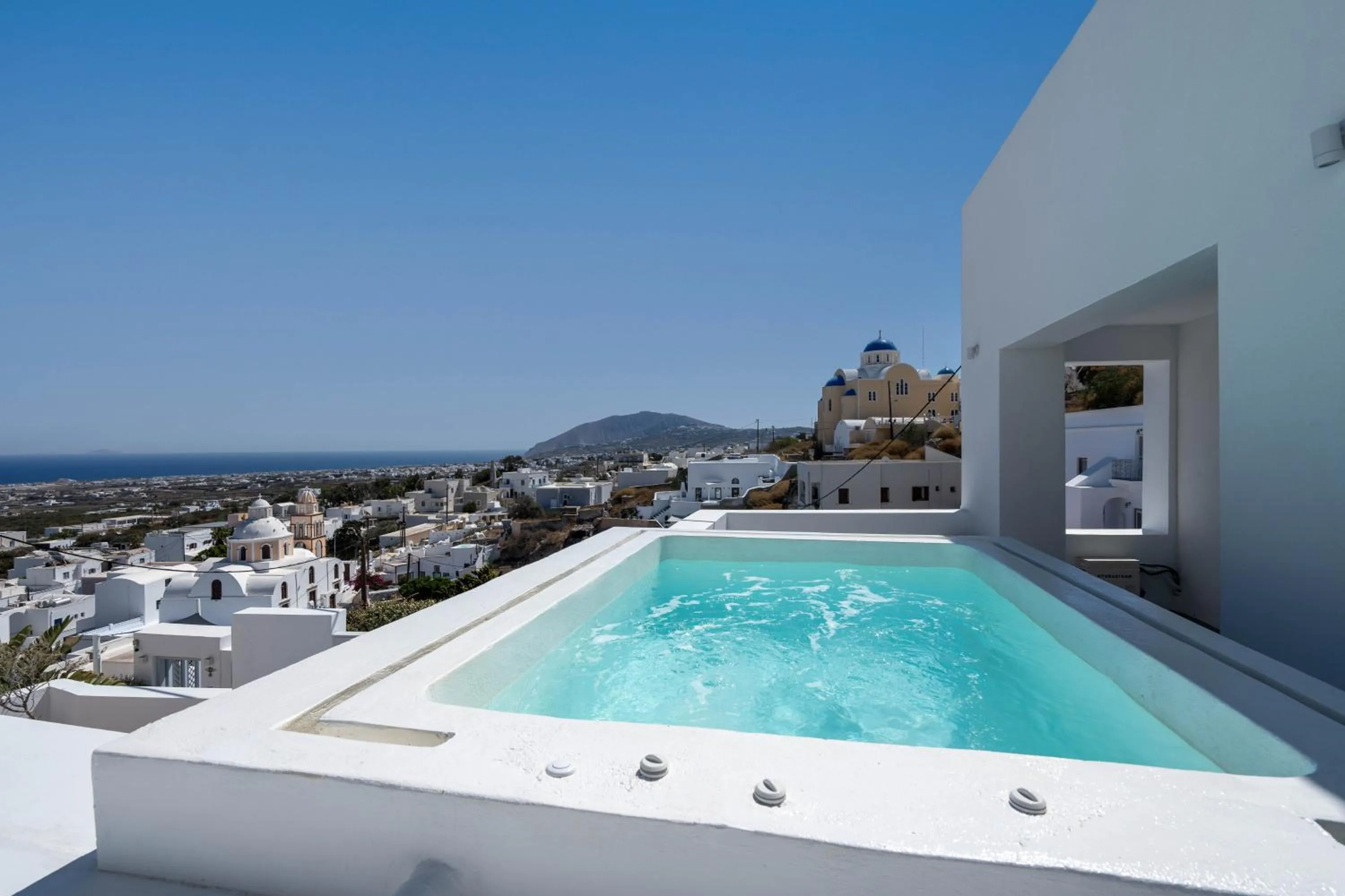 Hot Tub in Cycladic Suites & Spa