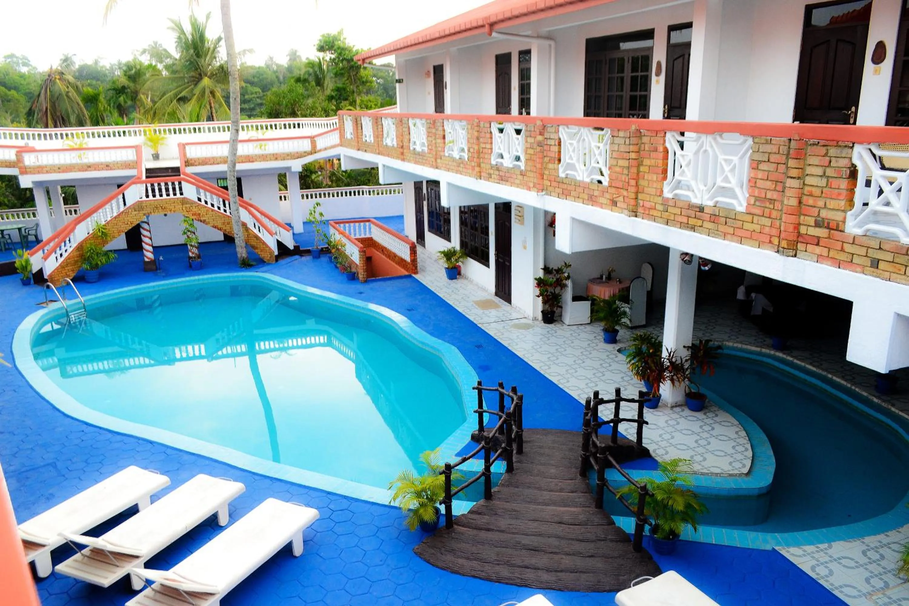 Swimming pool in Hotel Thai Lanka