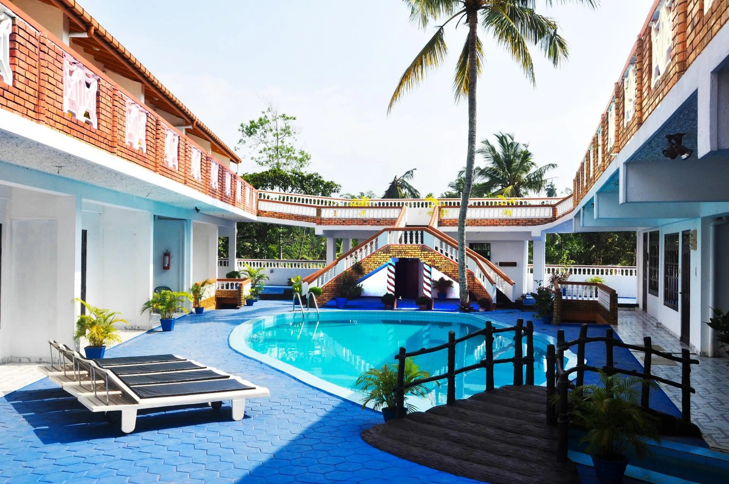 Swimming pool in Hotel Thai Lanka