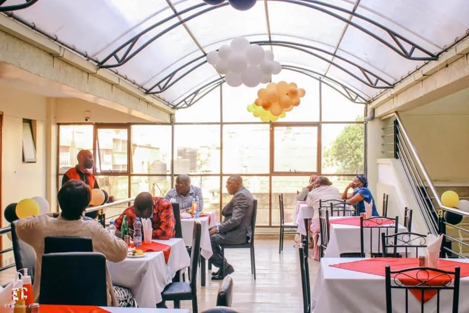 Restaurant/places to eat in Golden Palace Hotel