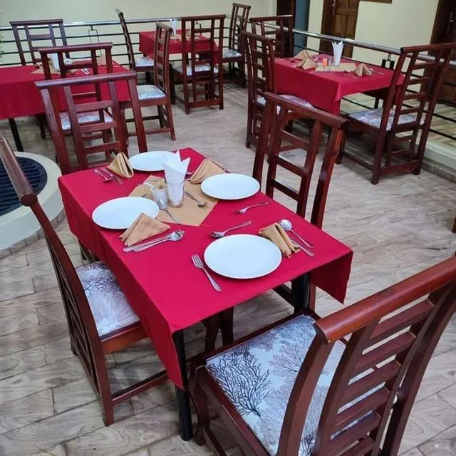 Restaurant/places to eat in Golden Palace Hotel