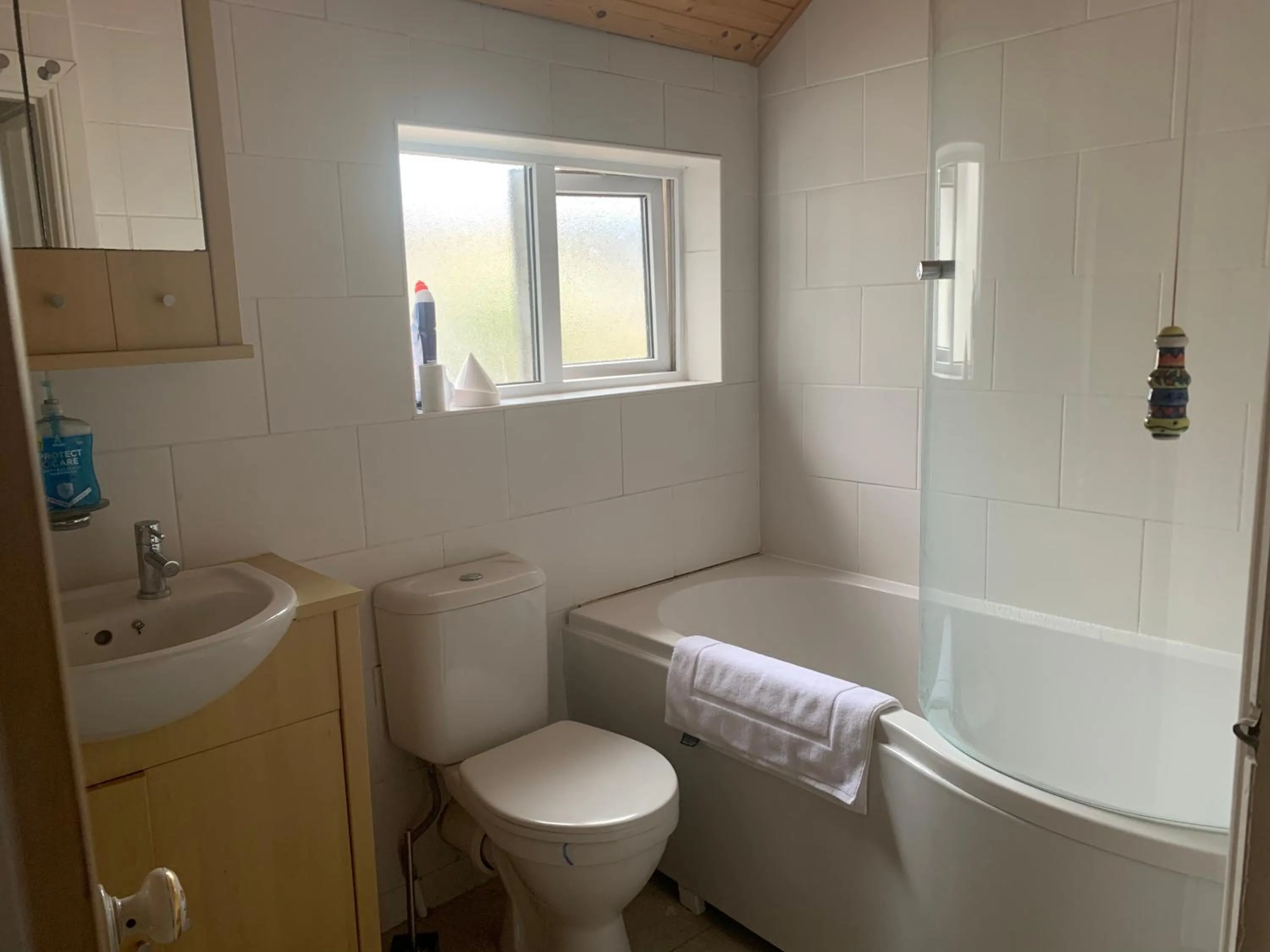 House - Sleeps up to 8 people & free parking