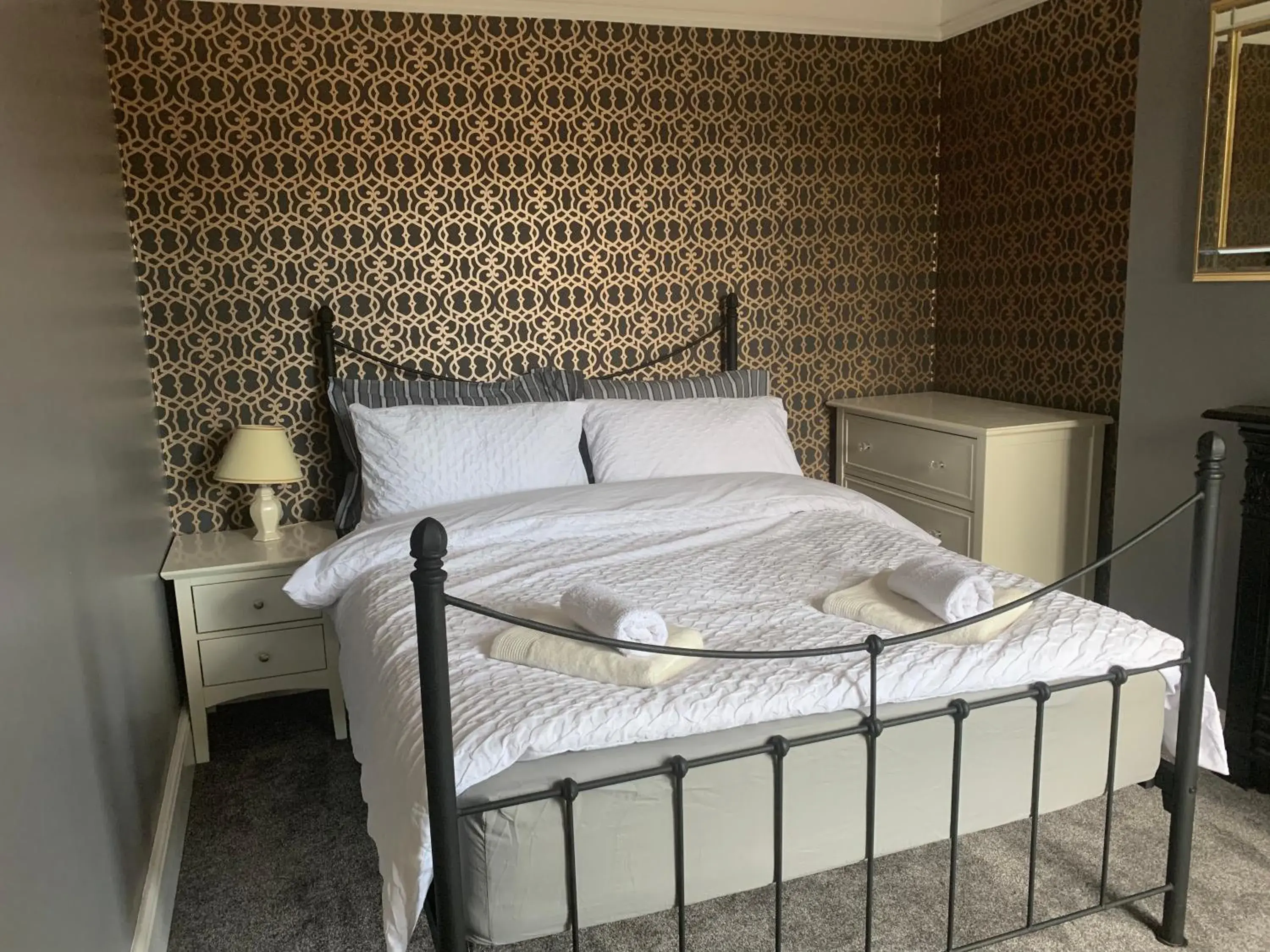 House - Sleeps up to 8 people & free parking House - Sleeps up to 8 people & free parking