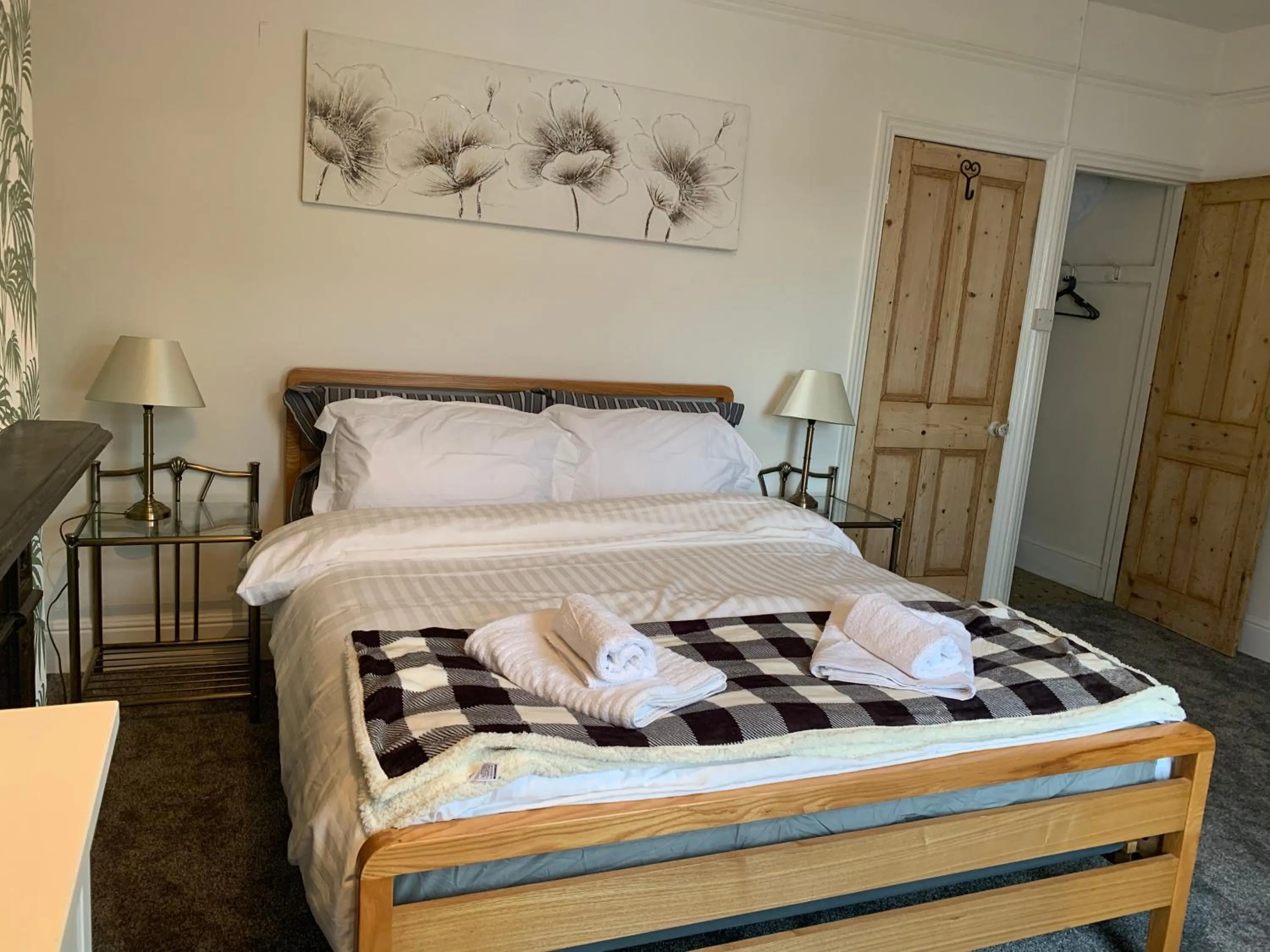 House - Sleeps up to 8 people & free parking