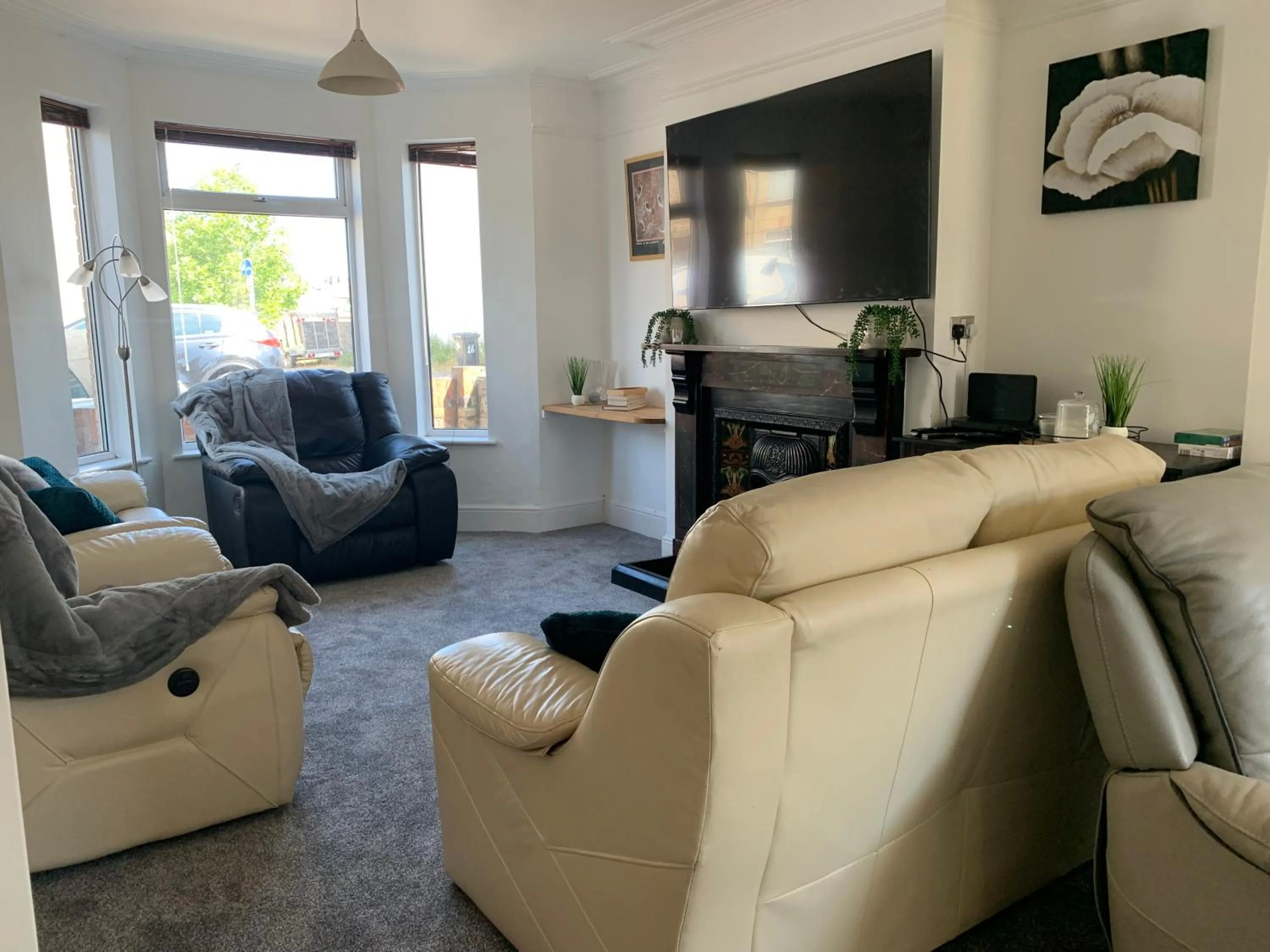 House - Sleeps up to 8 people & free parking