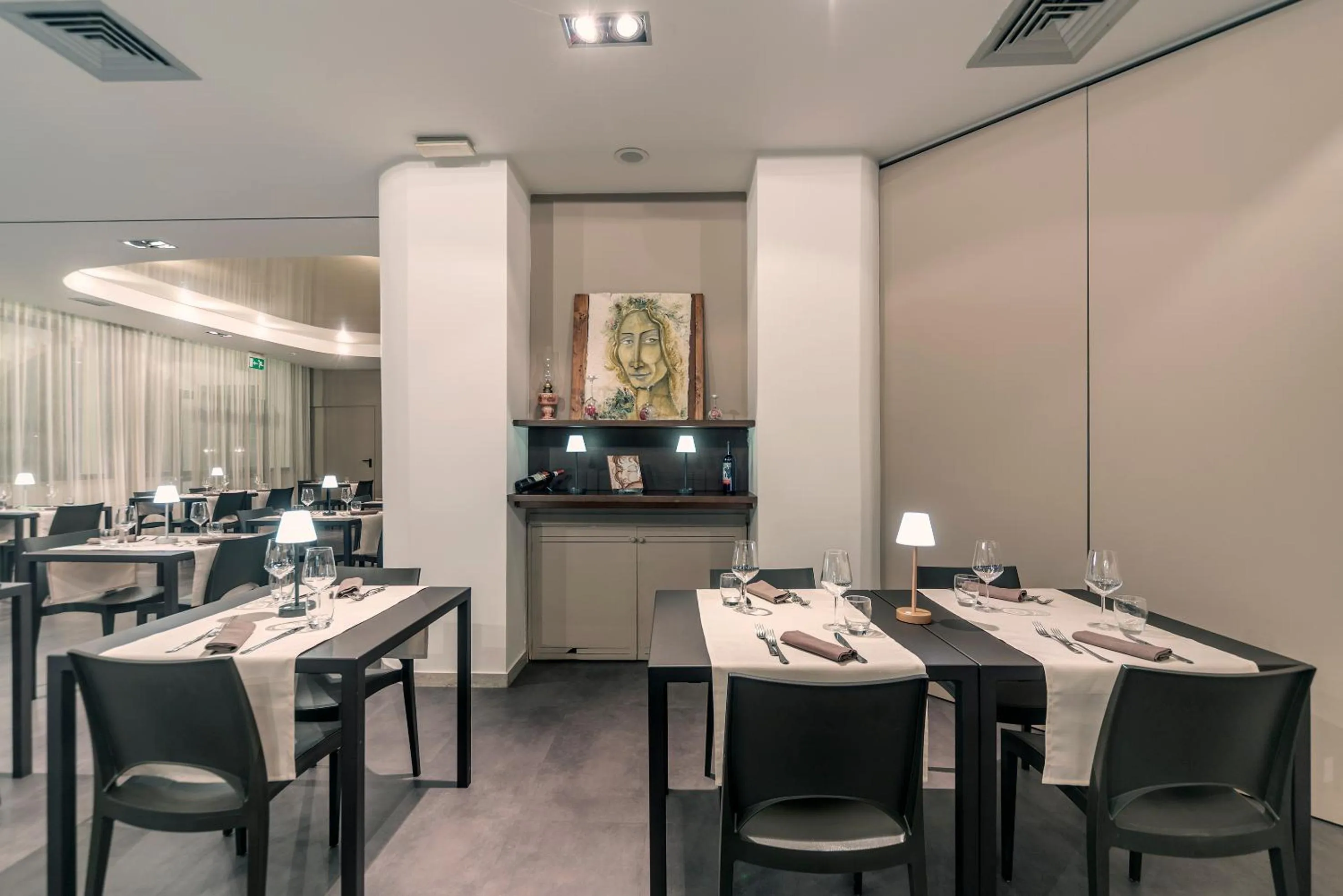 Restaurant/places to eat in El Patio Hotel