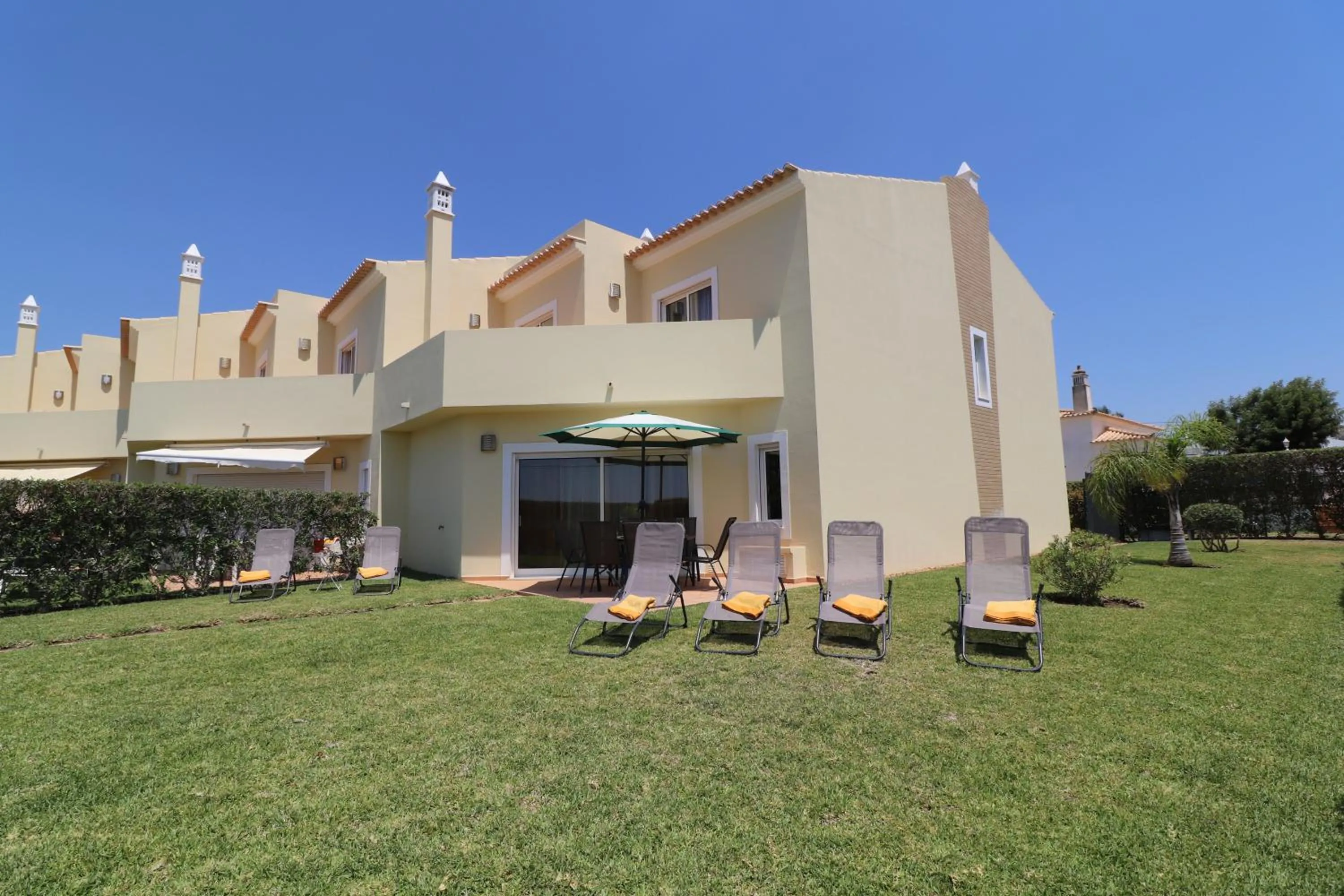 Property building in 3-Bed Townhouse with pool in Albufeira Balaia