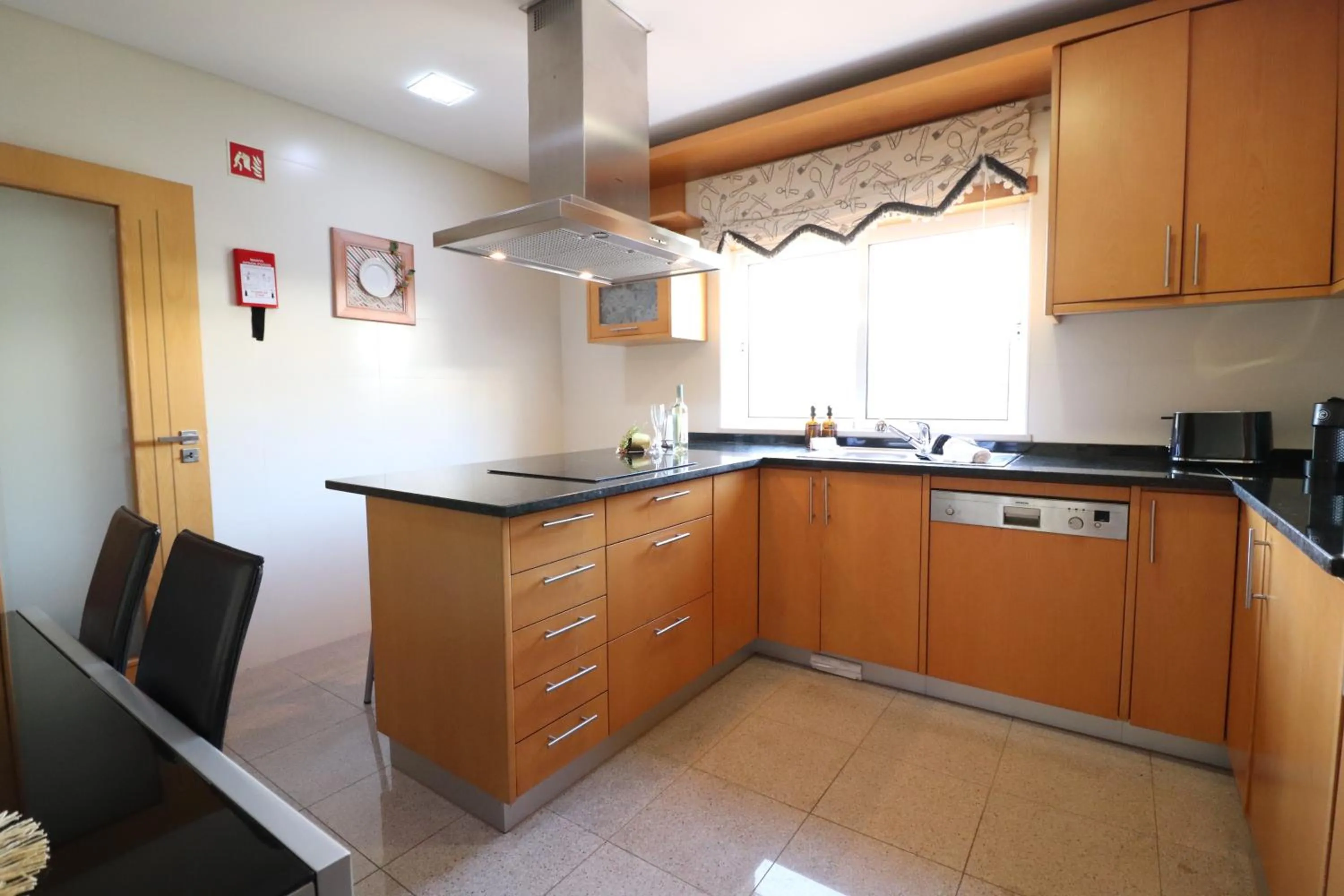 Kitchen or kitchenette in 3-Bed Townhouse with pool in Albufeira Balaia
