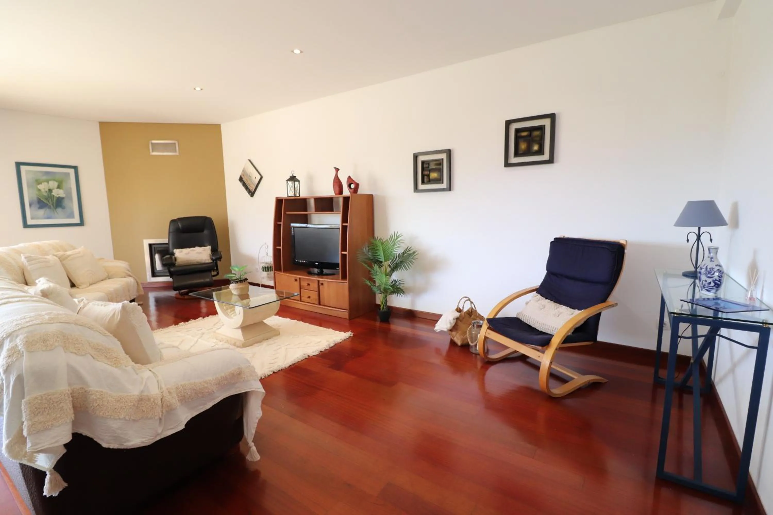 Living room, Bed in 3-Bed Townhouse with pool in Albufeira Balaia
