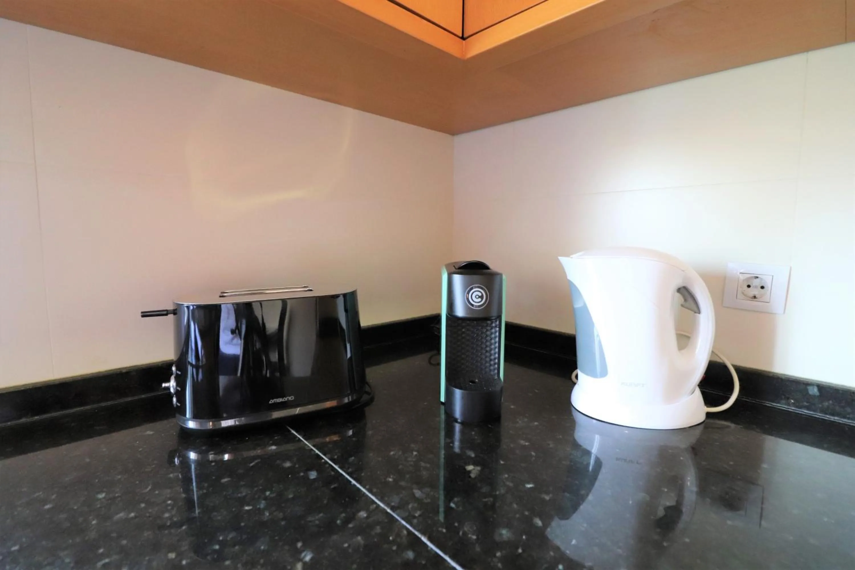 Coffee/tea facilities in 3-Bed Townhouse with pool in Albufeira Balaia