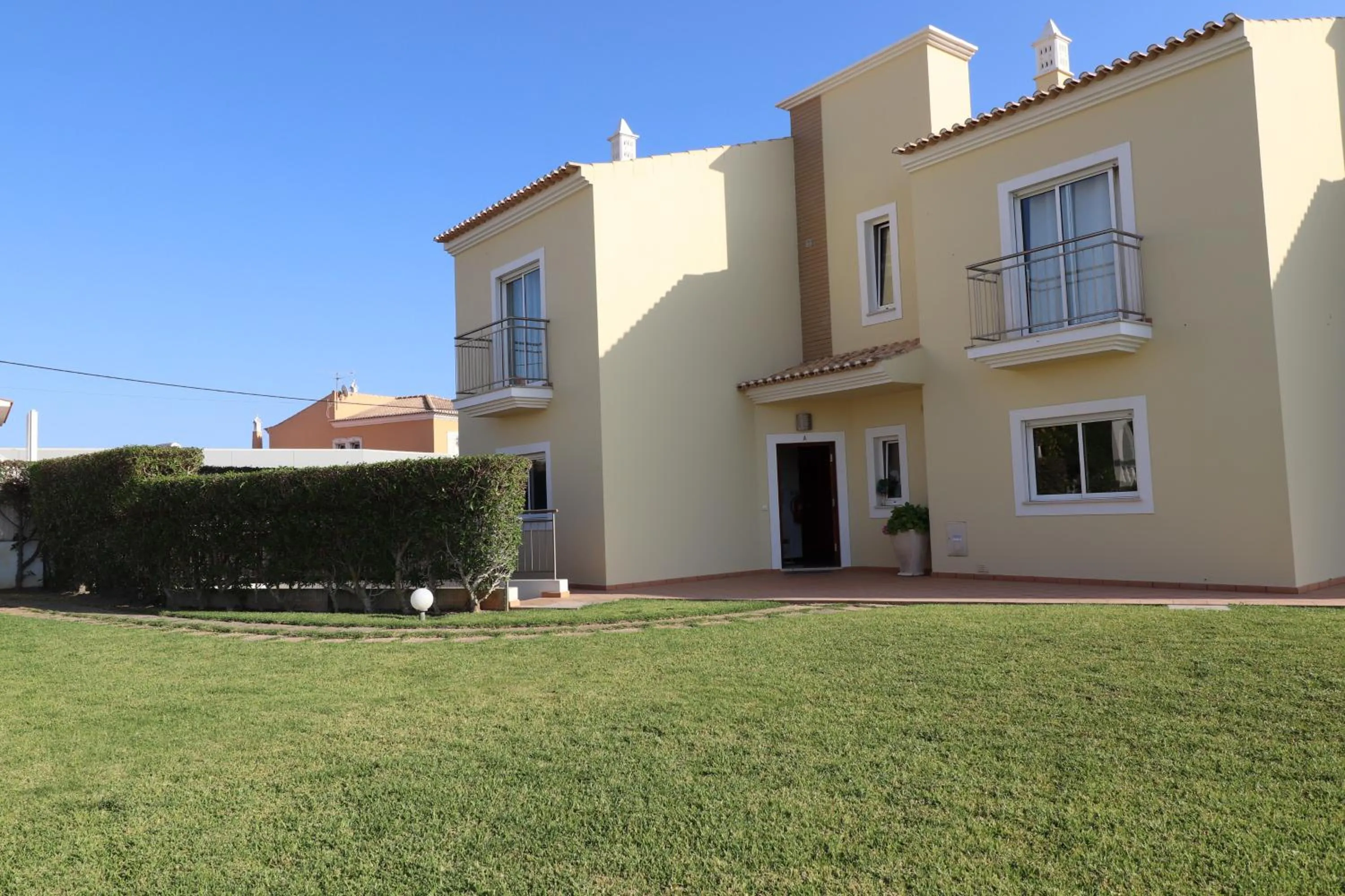 Property building in 3-Bed Townhouse with pool in Albufeira Balaia