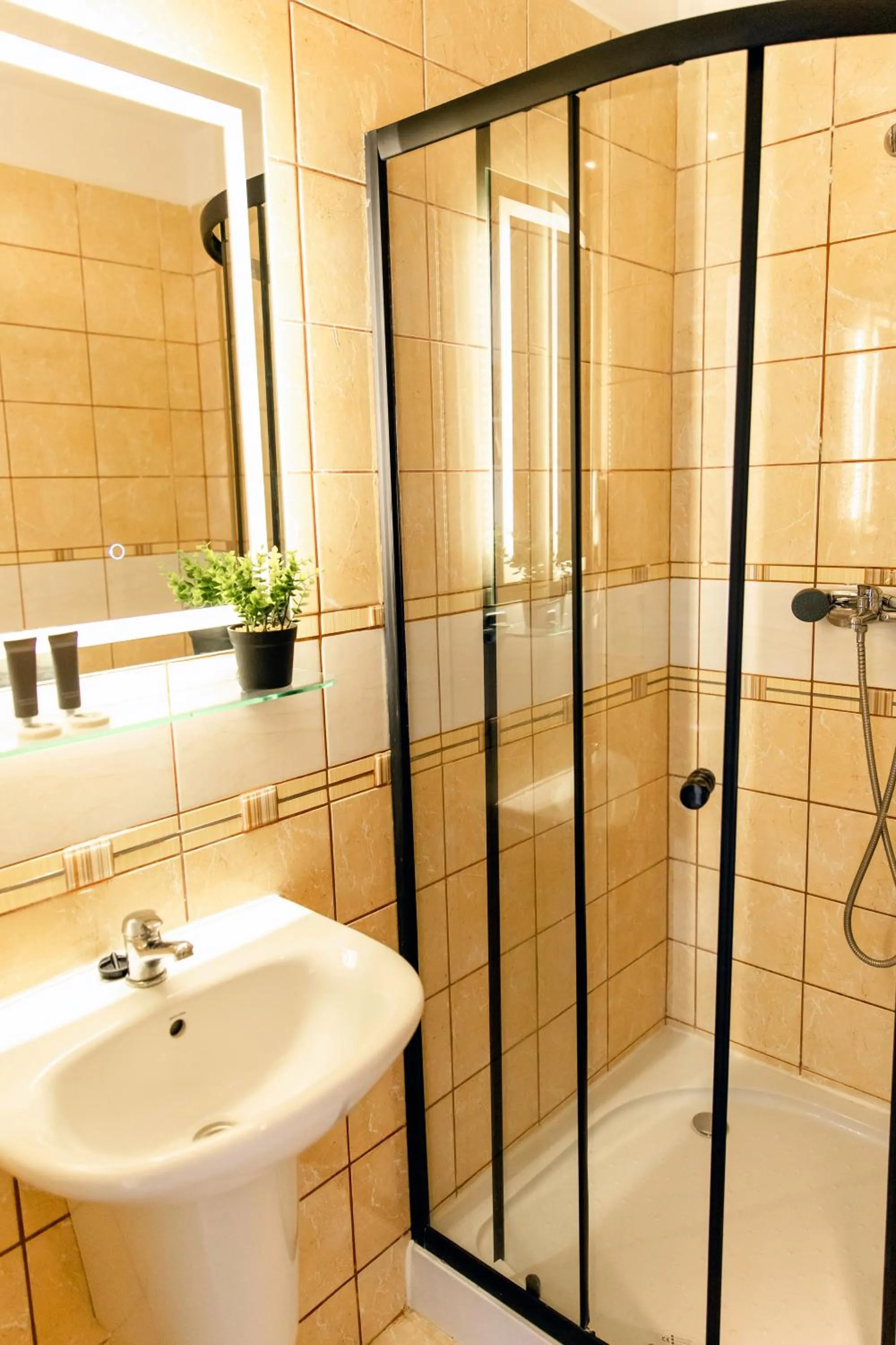 Shower in Villa AdaMar - masaże & jacuzzi