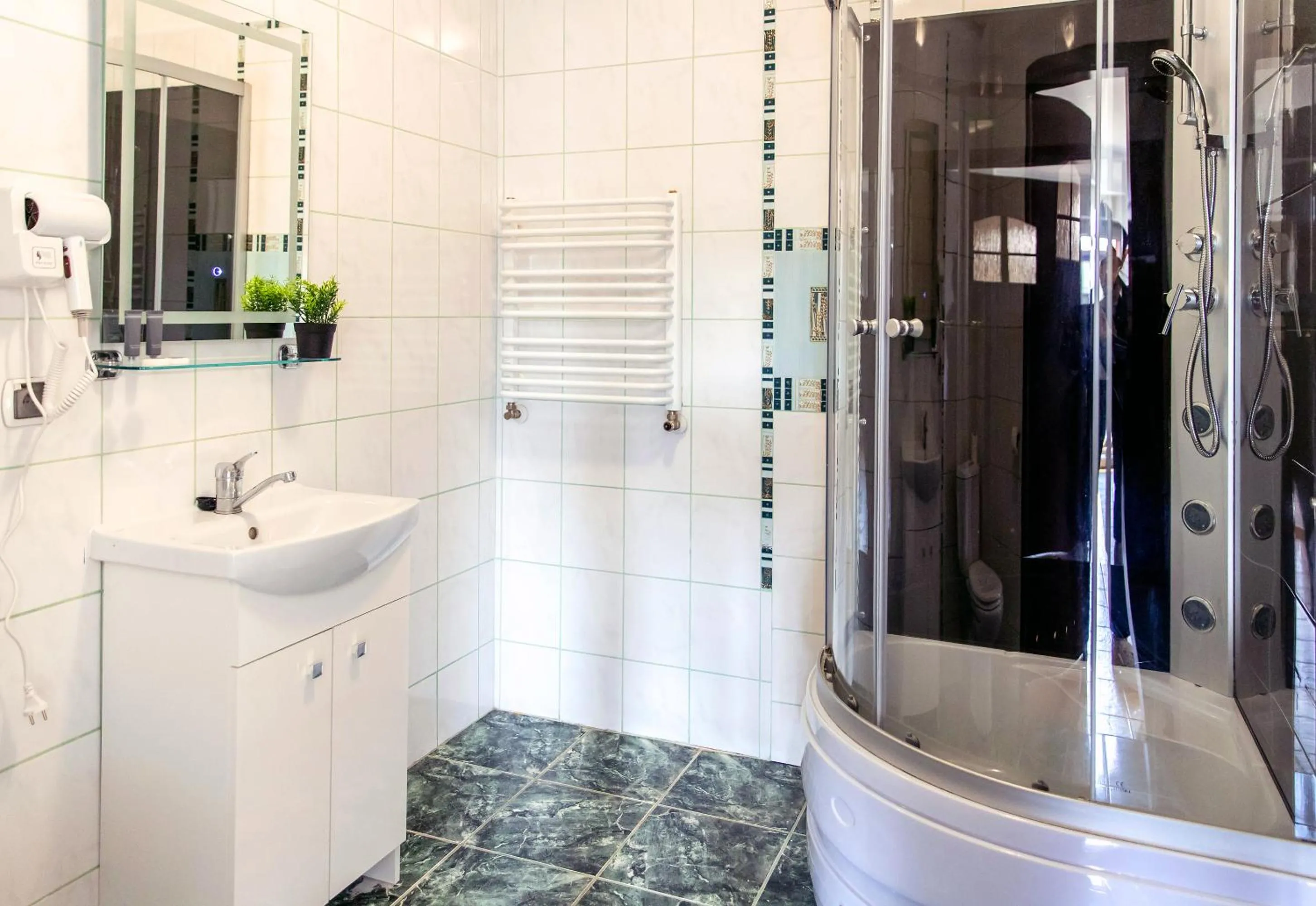 Shower in Villa AdaMar - masaże & jacuzzi
