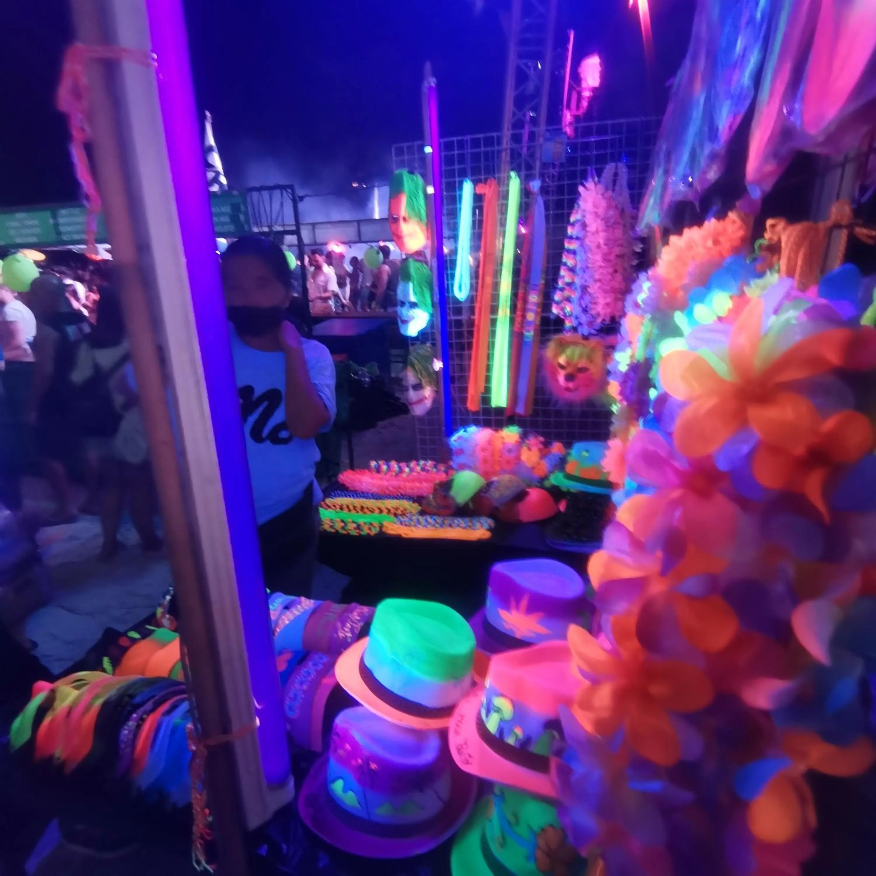 Business facilities in Haadrin village Fullmoon