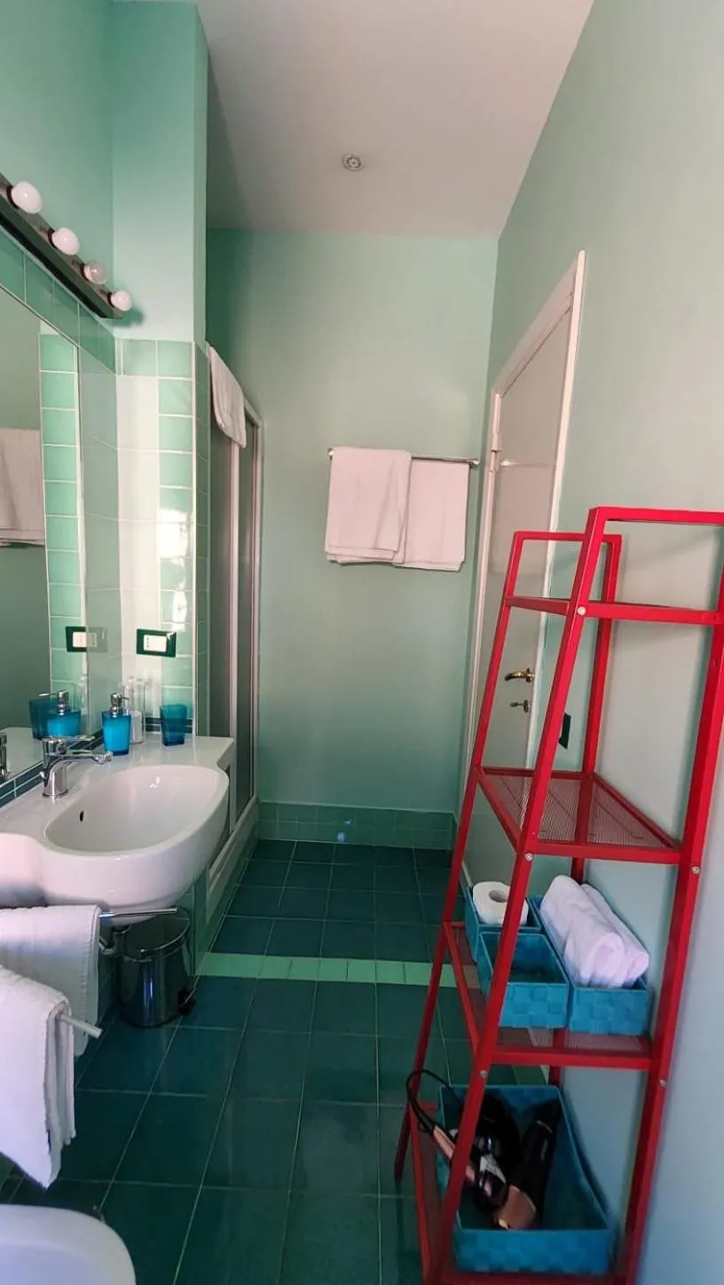 Shower, Bed in B&B Anni 50